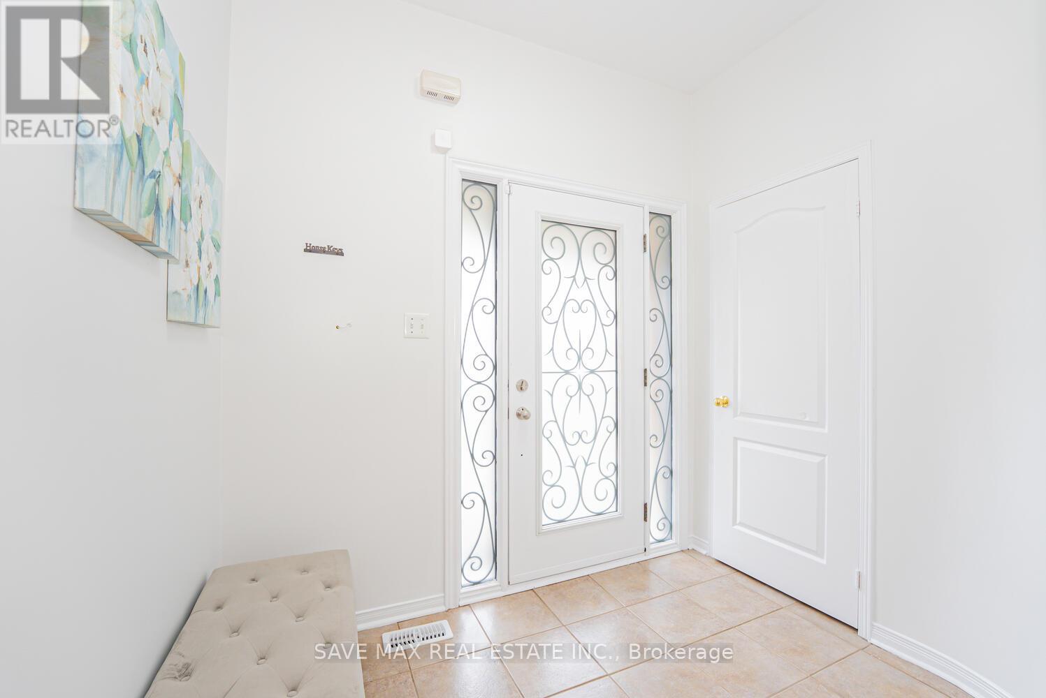 100 Bushmill Circle, Brampton, Ontario  L7A 0K6 - Photo 5 - W12486449