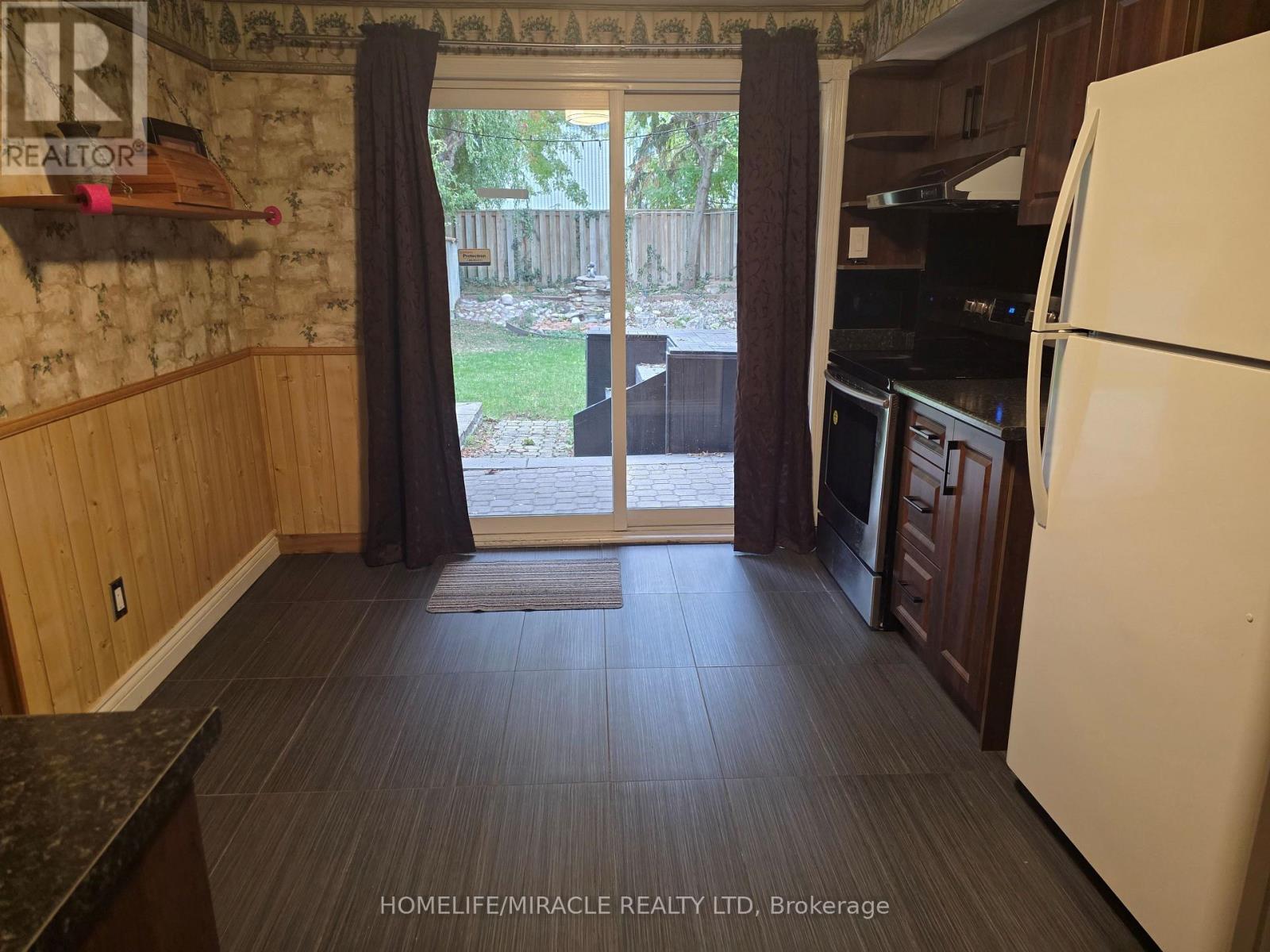 6585 Eastridge Road, Mississauga, Ontario  L5N 4L5 - Photo 5 - W12486478