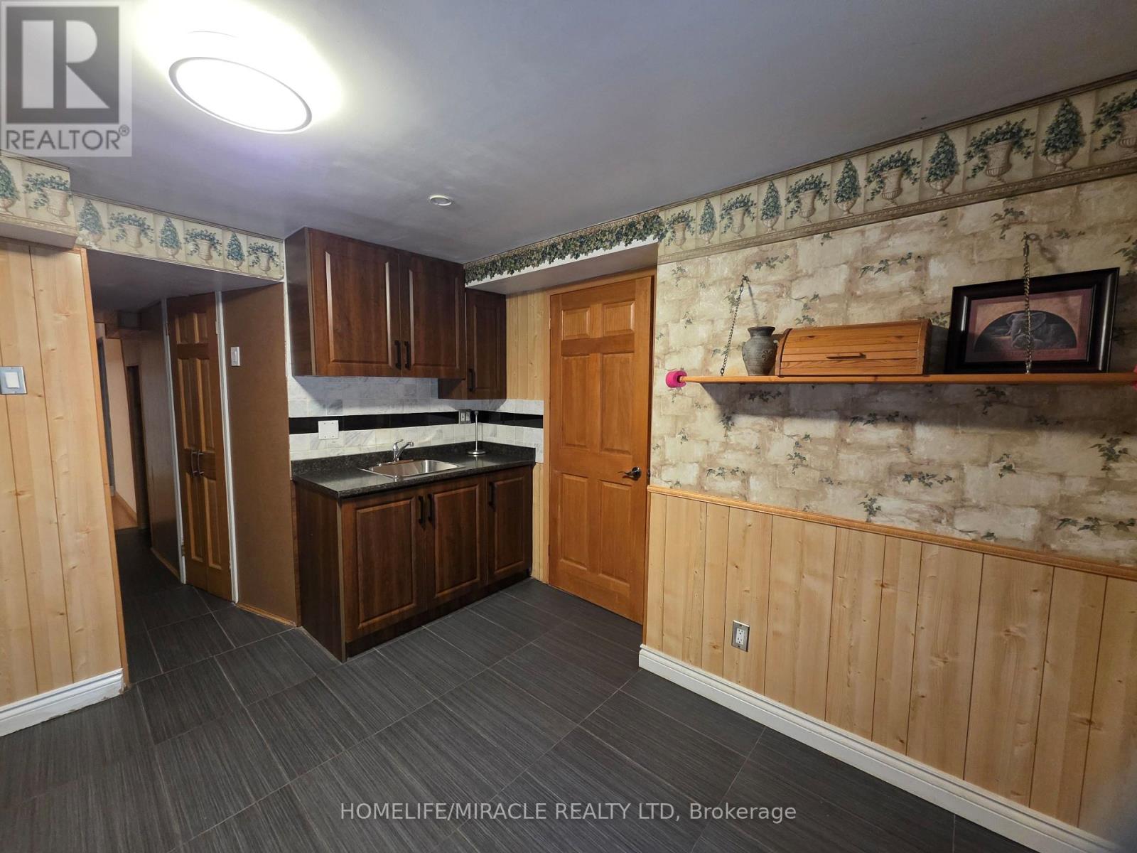 6585 Eastridge Road, Mississauga, Ontario  L5N 4L5 - Photo 7 - W12486478