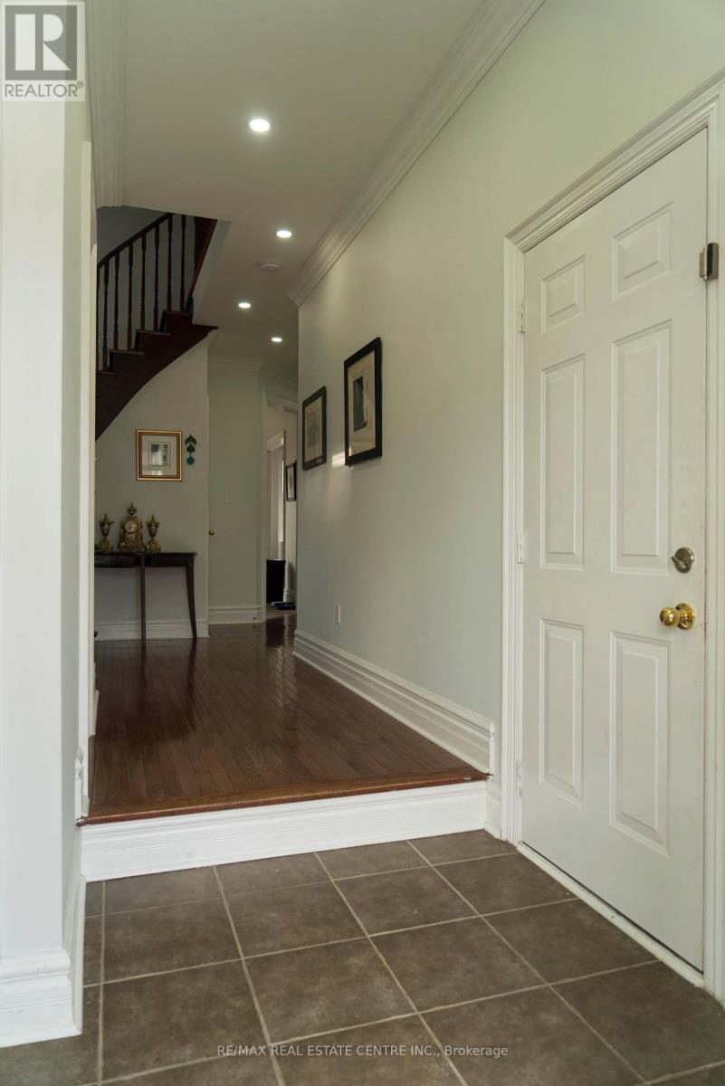 5 Streamline Drive, Brampton (Madoc), Ontario  L6V 4S6 - Photo 4 - W12486499