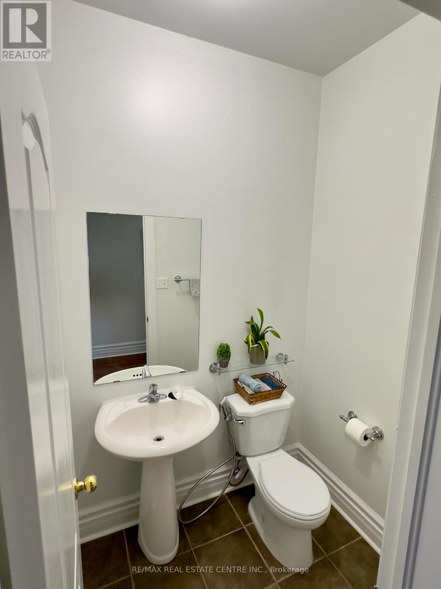 5 Streamline Drive, Brampton (Madoc), Ontario  L6V 4S6 - Photo 5 - W12486499