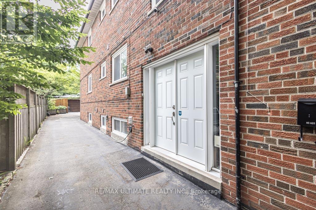 39 Laws Street, Toronto, Ontario  M6P 2Y8 - Photo 6 - W12486501