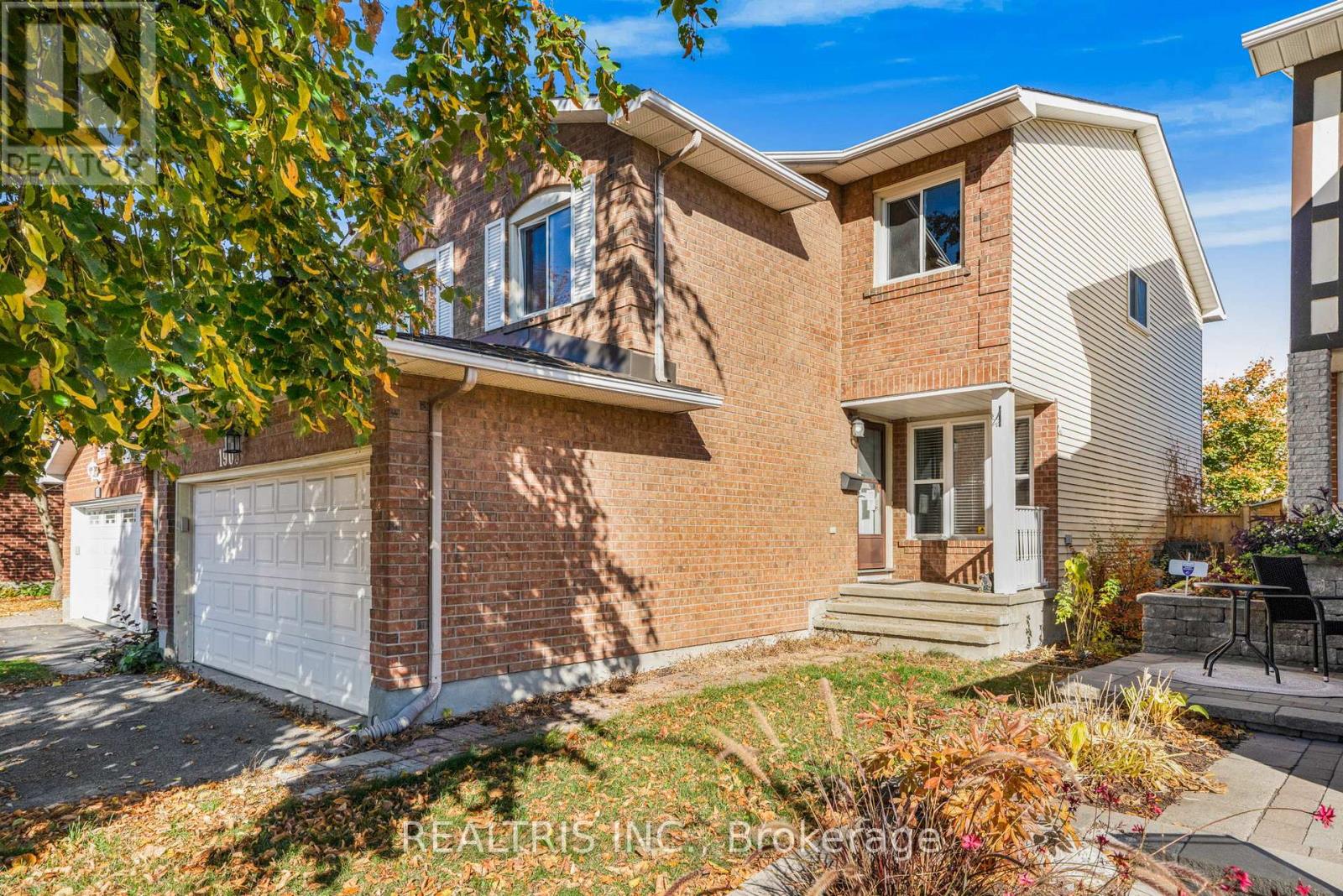 1905 Des Epinettes Avenue, Ottawa, Ontario  K1C 6P6 - Photo 2 - X12486458