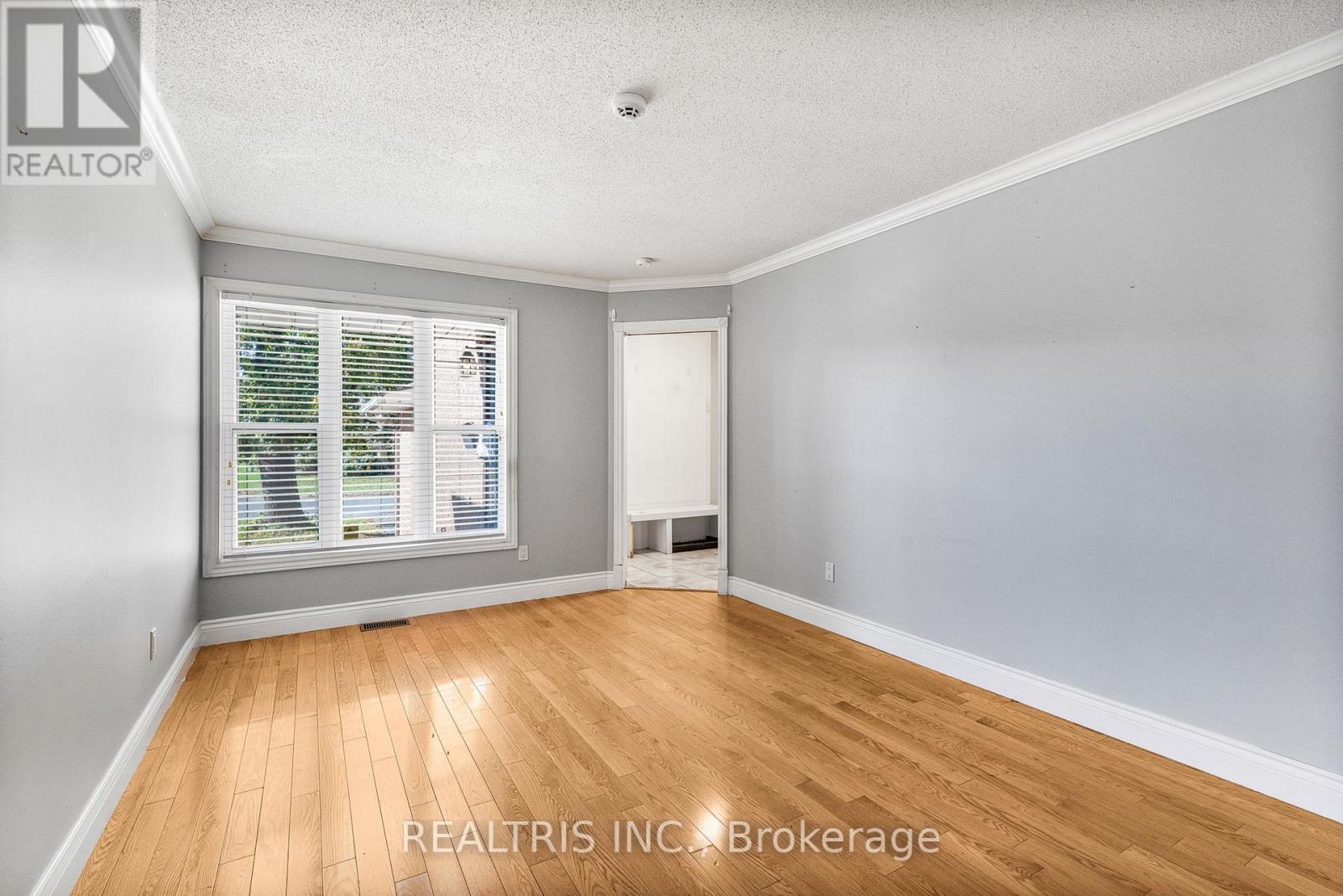 1905 Des Epinettes Avenue, Ottawa, Ontario  K1C 6P6 - Photo 5 - X12486458