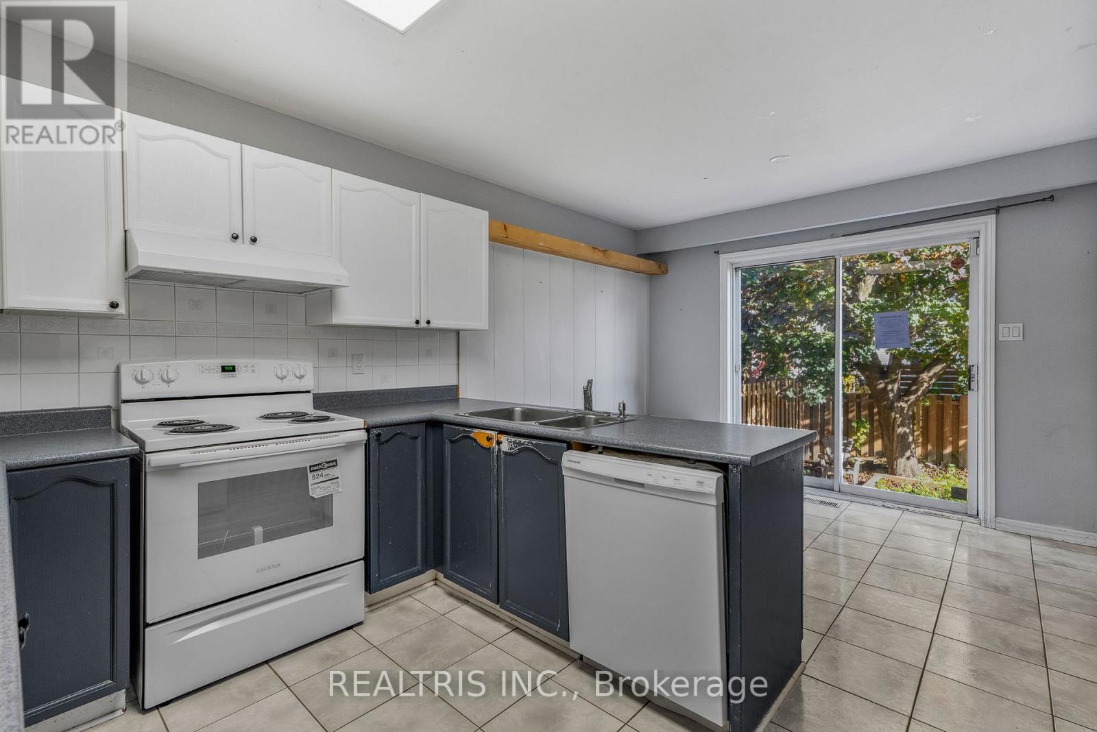 1905 Des Epinettes Avenue, Ottawa, Ontario  K1C 6P6 - Photo 8 - X12486458