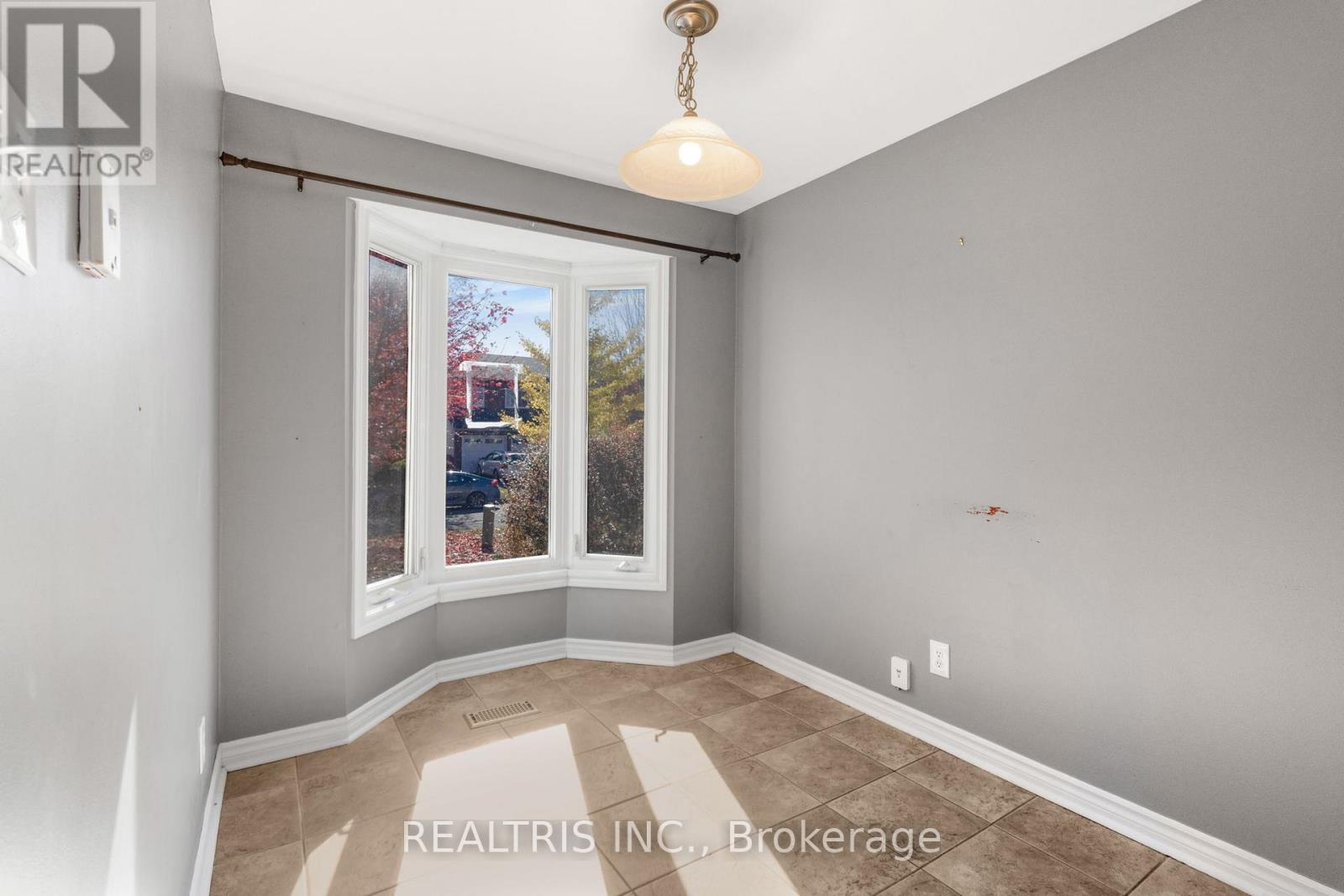 1598 Meadowfield Place, Ottawa, Ontario  K1C 5V6 - Photo 5 - X12486459