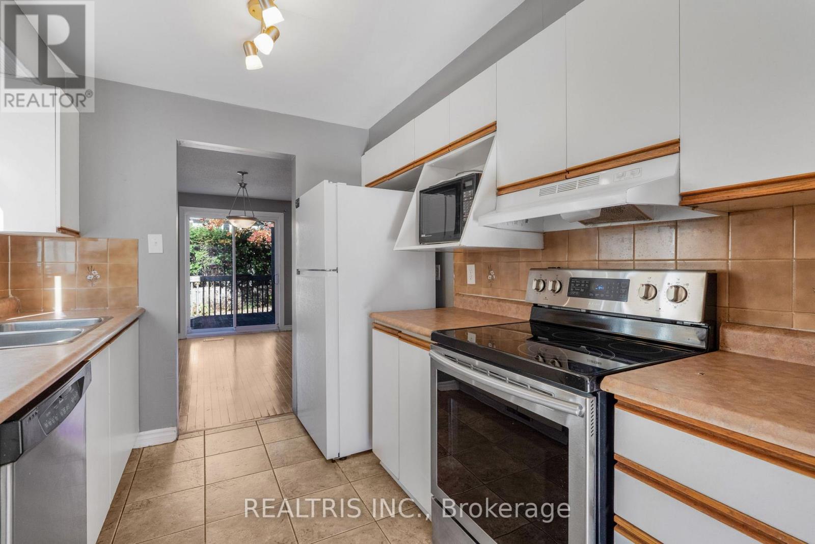 1598 Meadowfield Place, Ottawa, Ontario  K1C 5V6 - Photo 7 - X12486459