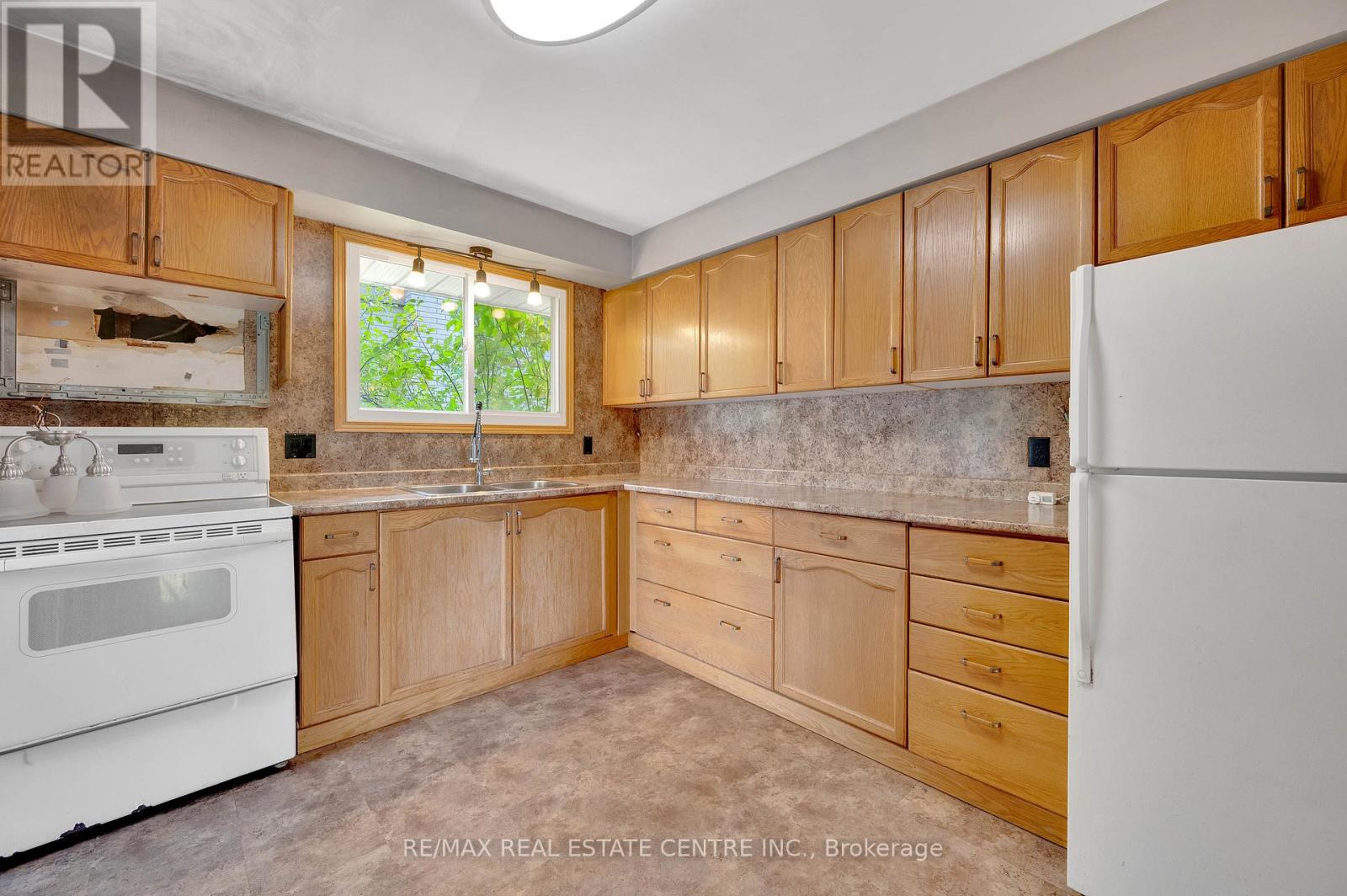 18 Kingston Crescent, Kitchener, Ontario  N2B 2T7 - Photo 11 - X12486469