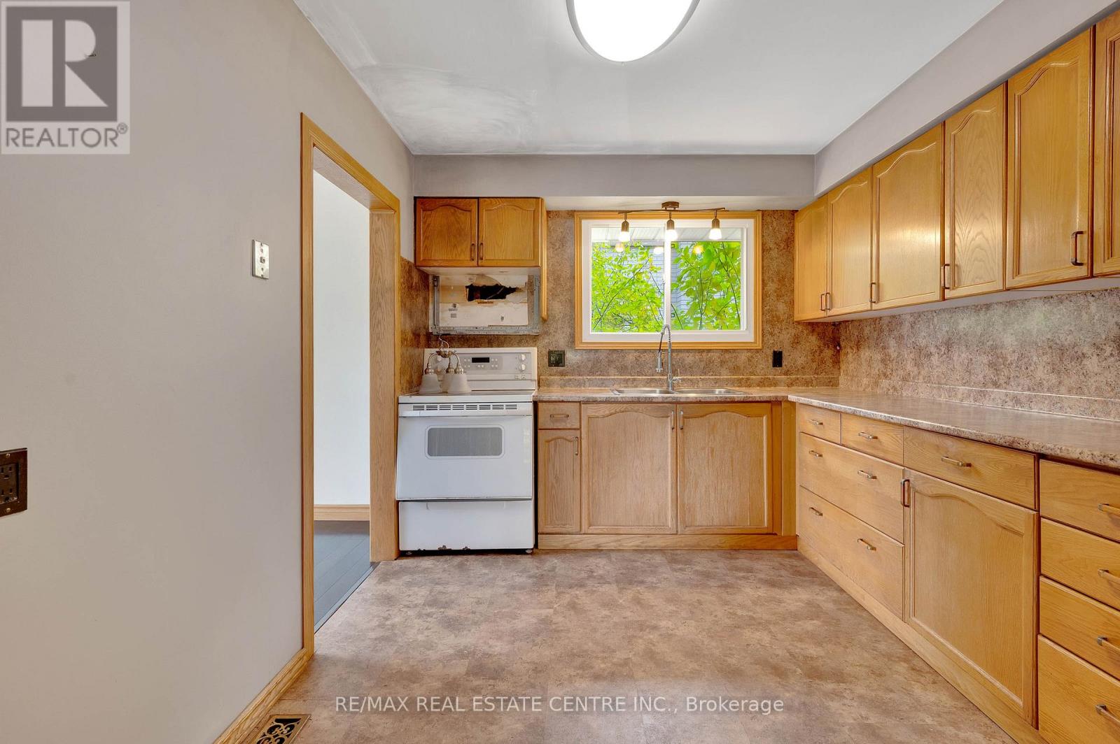 18 Kingston Crescent, Kitchener, Ontario  N2B 2T7 - Photo 12 - X12486469