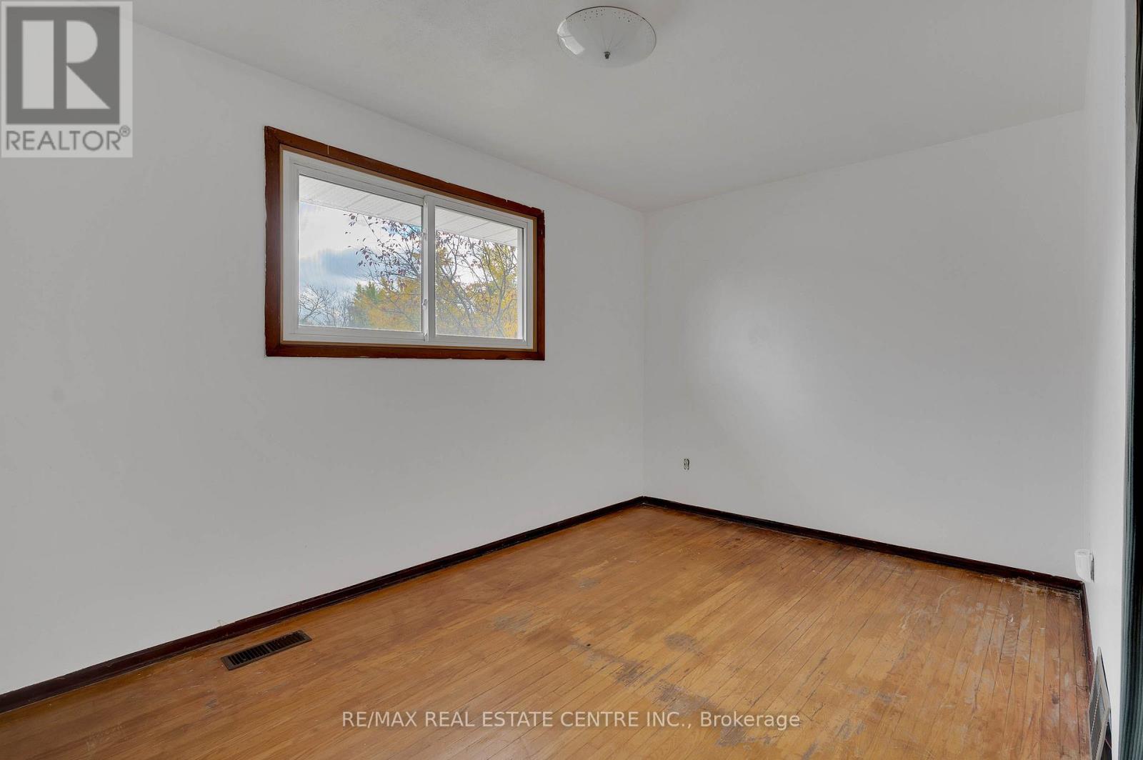 18 Kingston Crescent, Kitchener, Ontario  N2B 2T7 - Photo 23 - X12486469