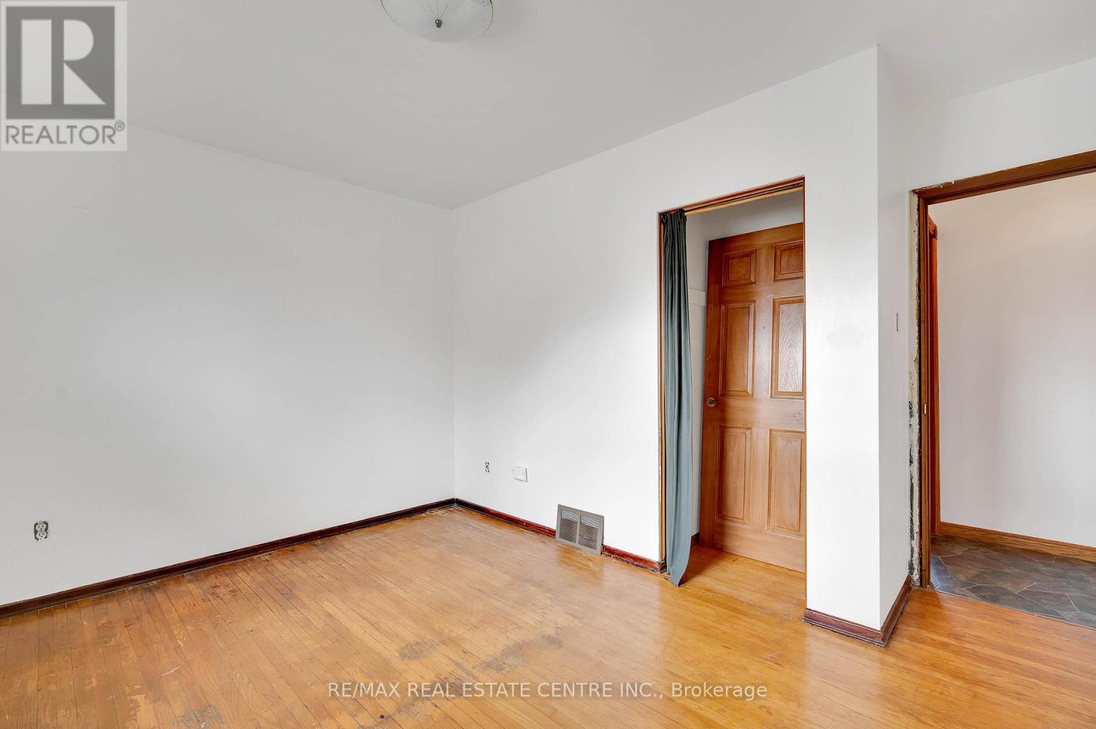 18 Kingston Crescent, Kitchener, Ontario  N2B 2T7 - Photo 24 - X12486469