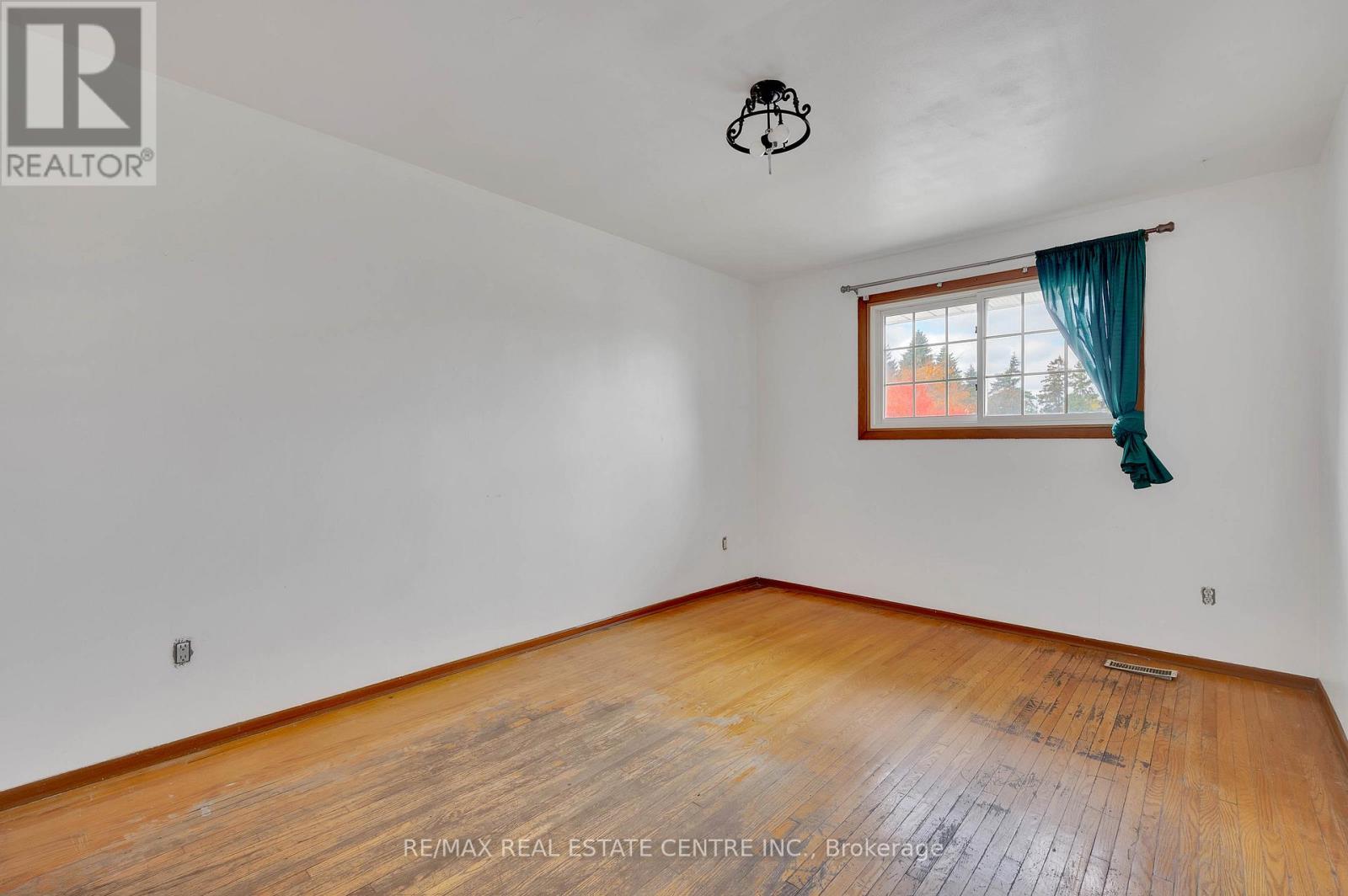 18 Kingston Crescent, Kitchener, Ontario  N2B 2T7 - Photo 25 - X12486469