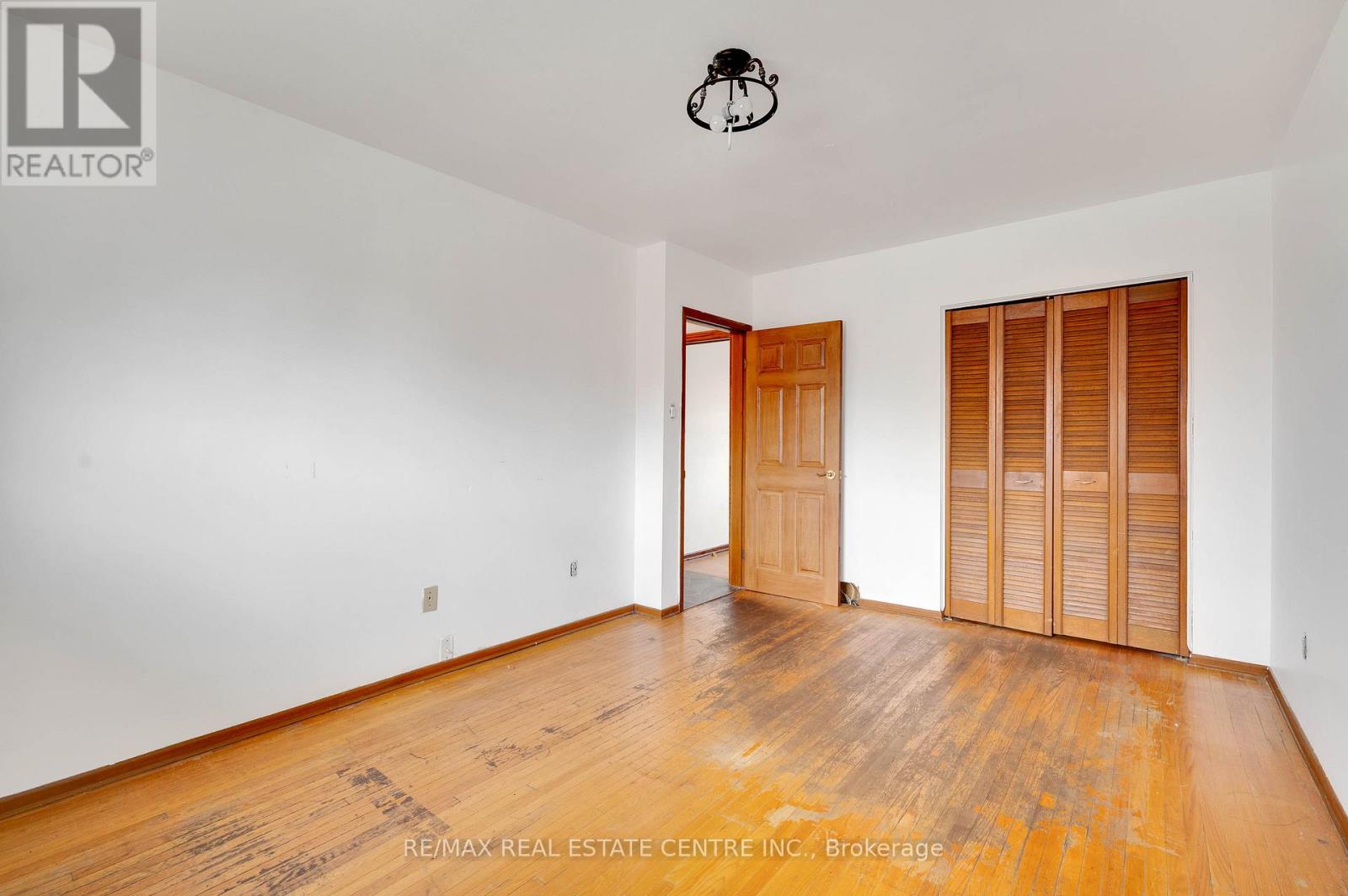 18 Kingston Crescent, Kitchener, Ontario  N2B 2T7 - Photo 26 - X12486469