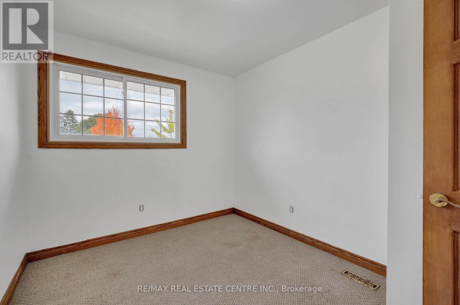 18 Kingston Crescent, Kitchener, Ontario  N2B 2T7 - Photo 27 - X12486469