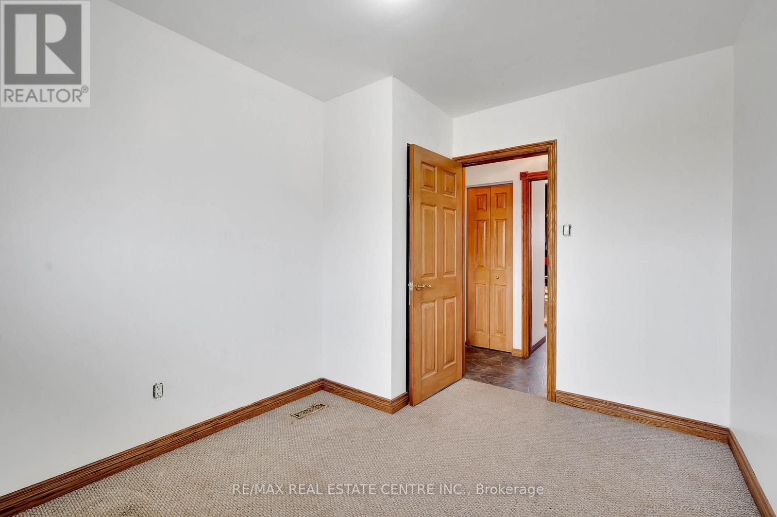 18 Kingston Crescent, Kitchener, Ontario  N2B 2T7 - Photo 28 - X12486469