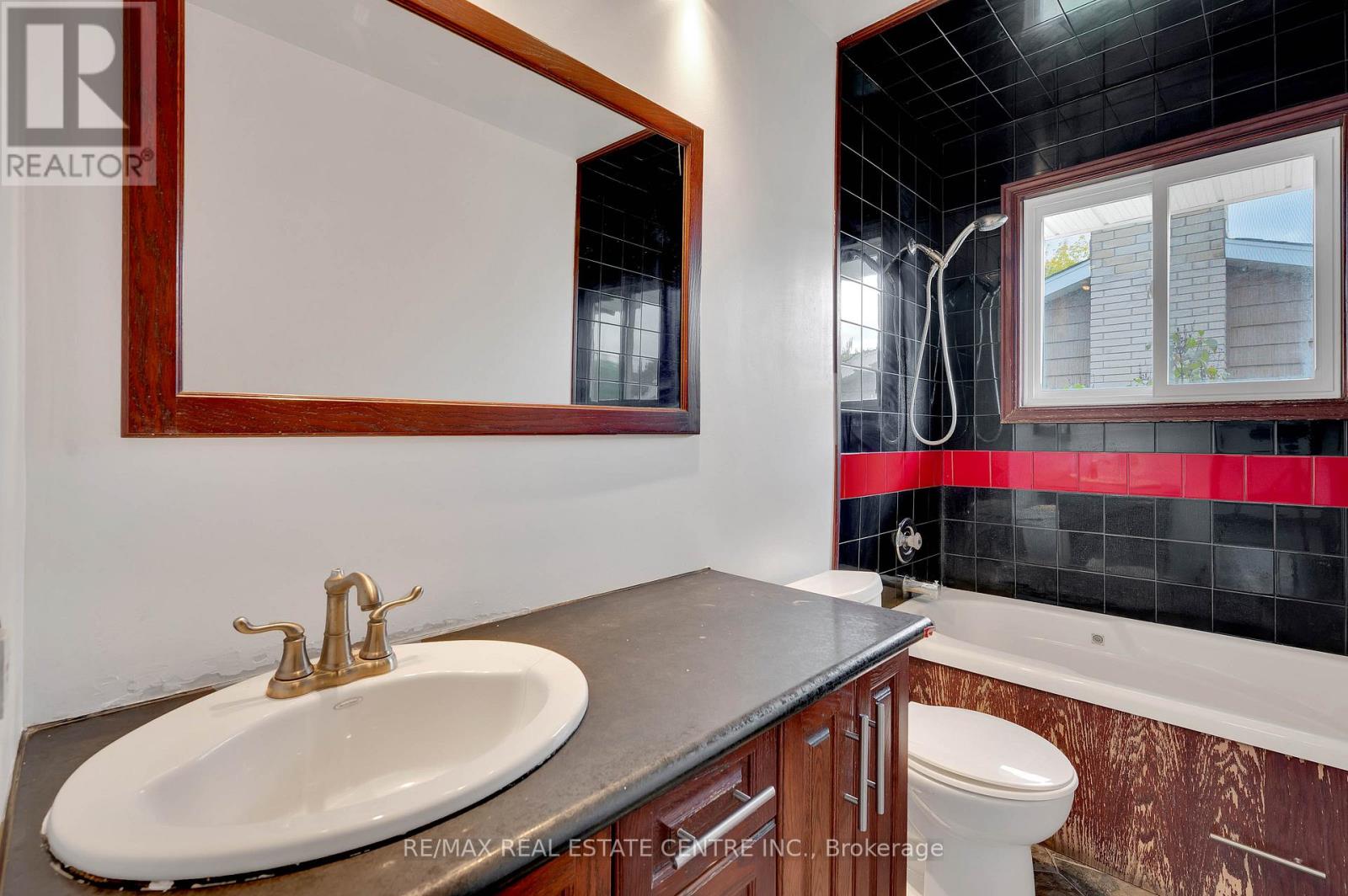 18 Kingston Crescent, Kitchener, Ontario  N2B 2T7 - Photo 29 - X12486469