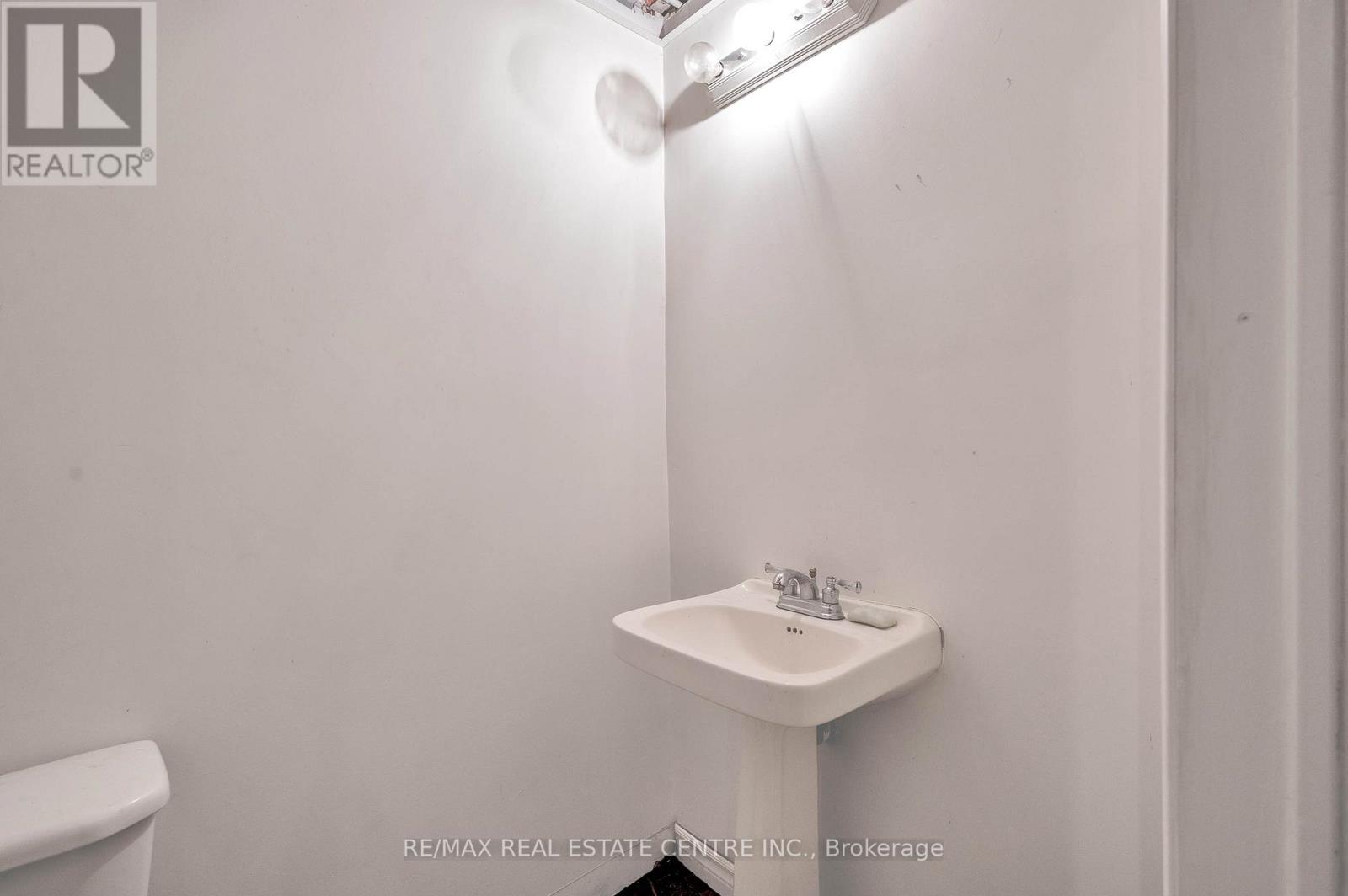 18 Kingston Crescent, Kitchener, Ontario  N2B 2T7 - Photo 33 - X12486469