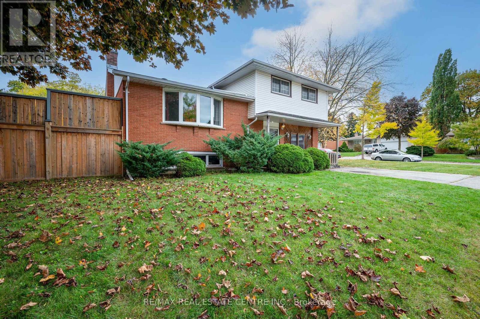 18 Kingston Crescent, Kitchener, Ontario  N2B 2T7 - Photo 5 - X12486469