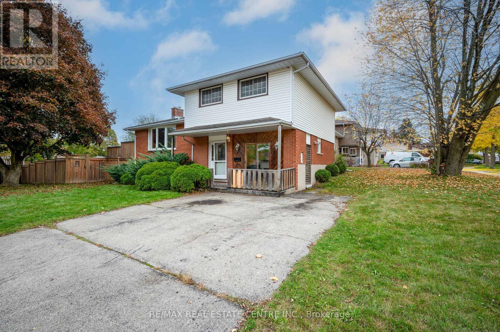 18 Kingston Crescent, Kitchener, Ontario  N2B 2T7 - Photo 6 - X12486469