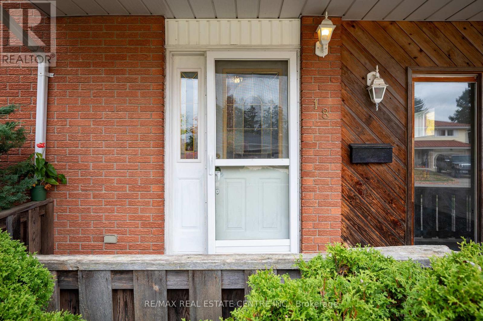 18 Kingston Crescent, Kitchener, Ontario  N2B 2T7 - Photo 7 - X12486469