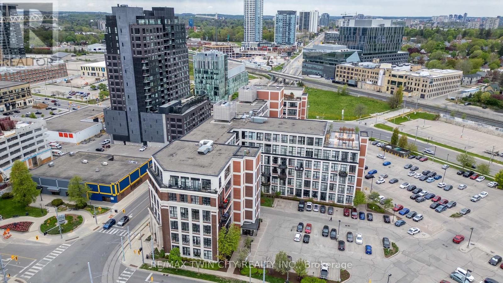 608 - 410 King Street W, Kitchener, Ontario  N2G 1C3 - Photo 2 - X12486481