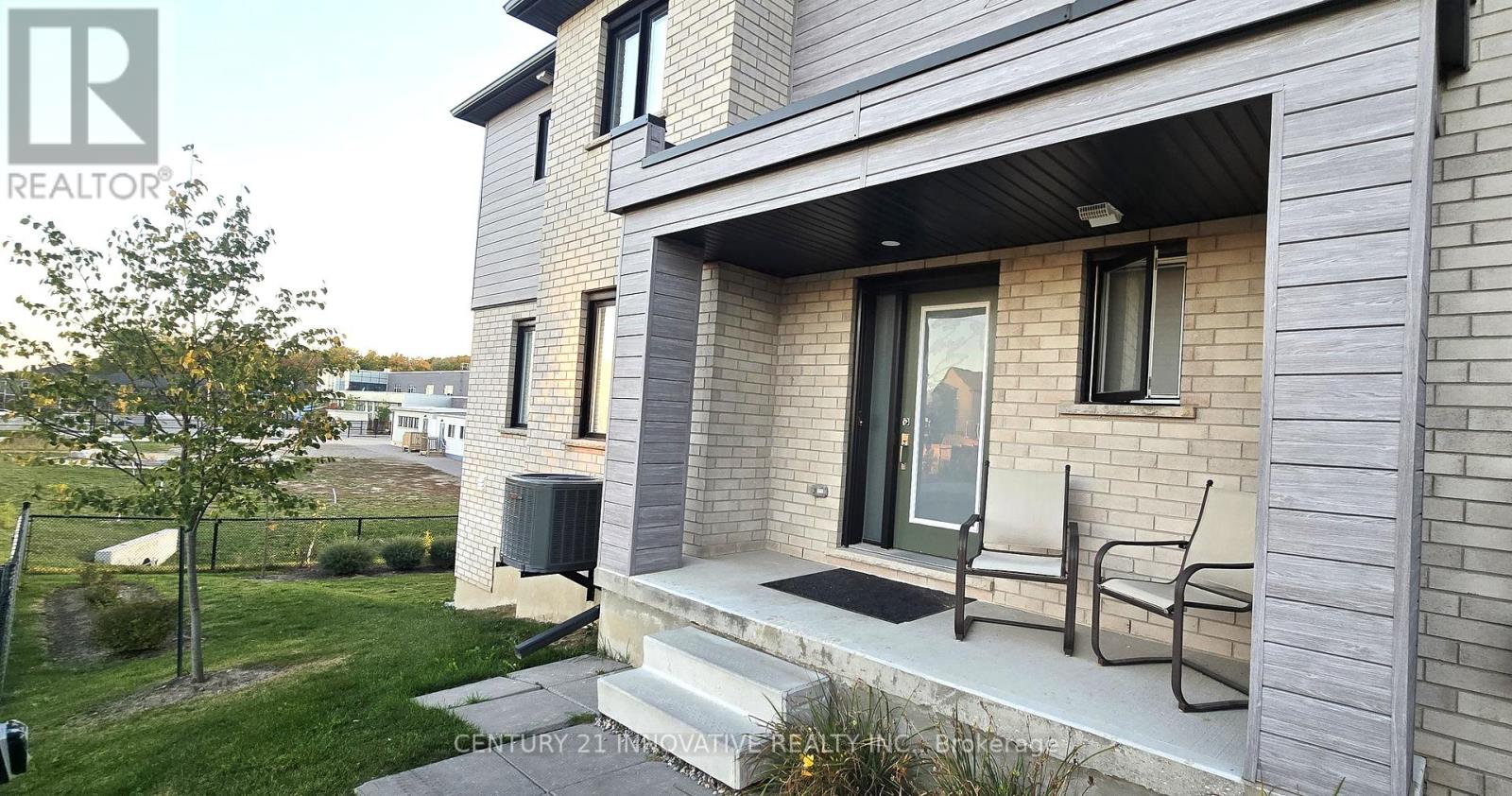 92 Pony Way, Kitchener, Ontario  N2R 0R8 - Photo 4 - X12465444