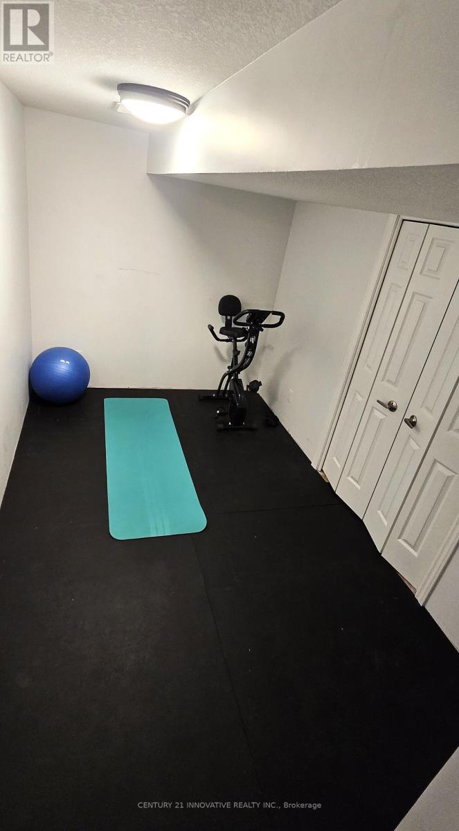 92 Pony Way, Kitchener, Ontario  N2R 0R8 - Photo 25 - X12465444