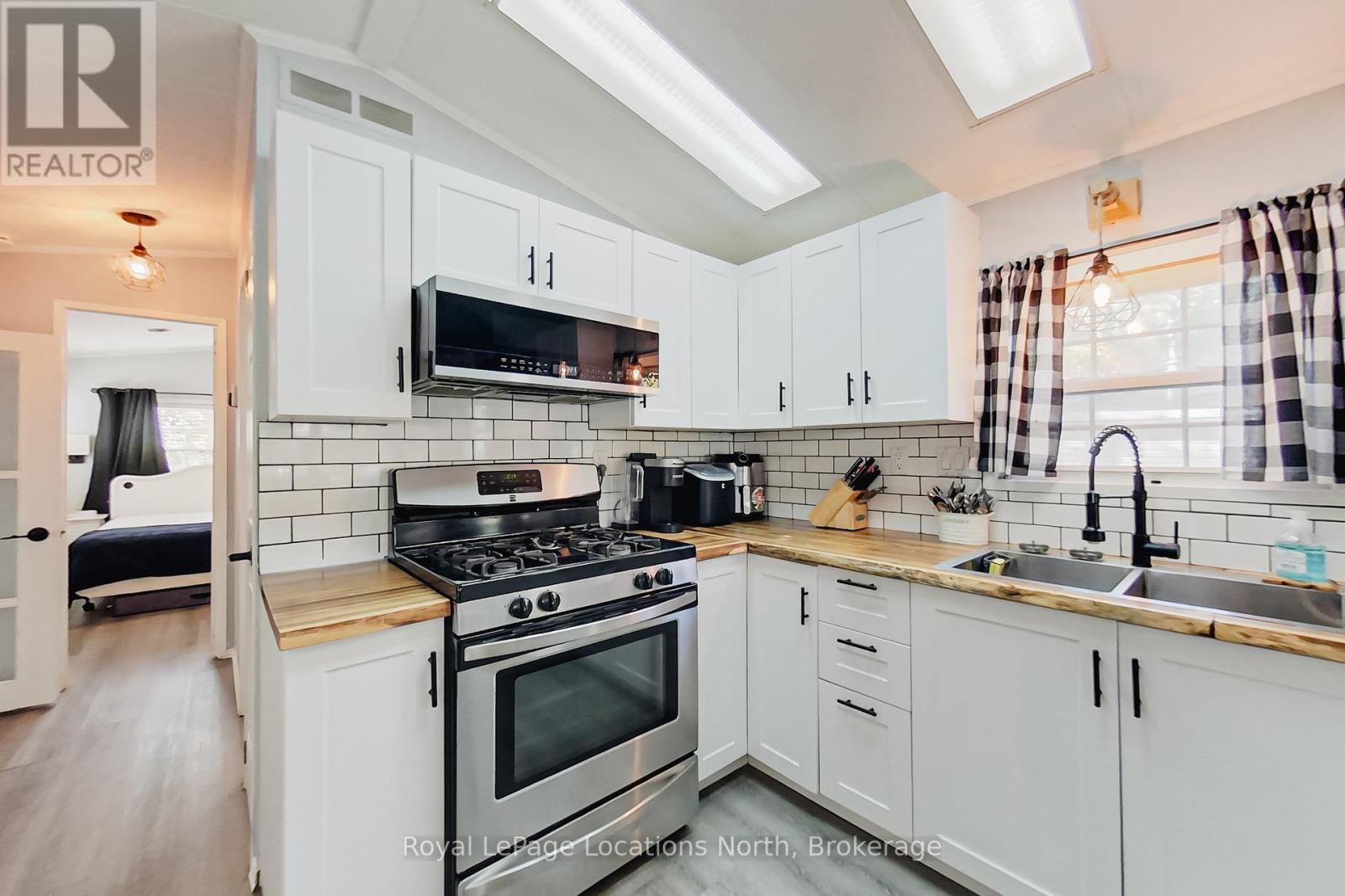 8 Prince Edward Drive, Springwater, Ontario  L0L 1P0 - Photo 13 - S12486591