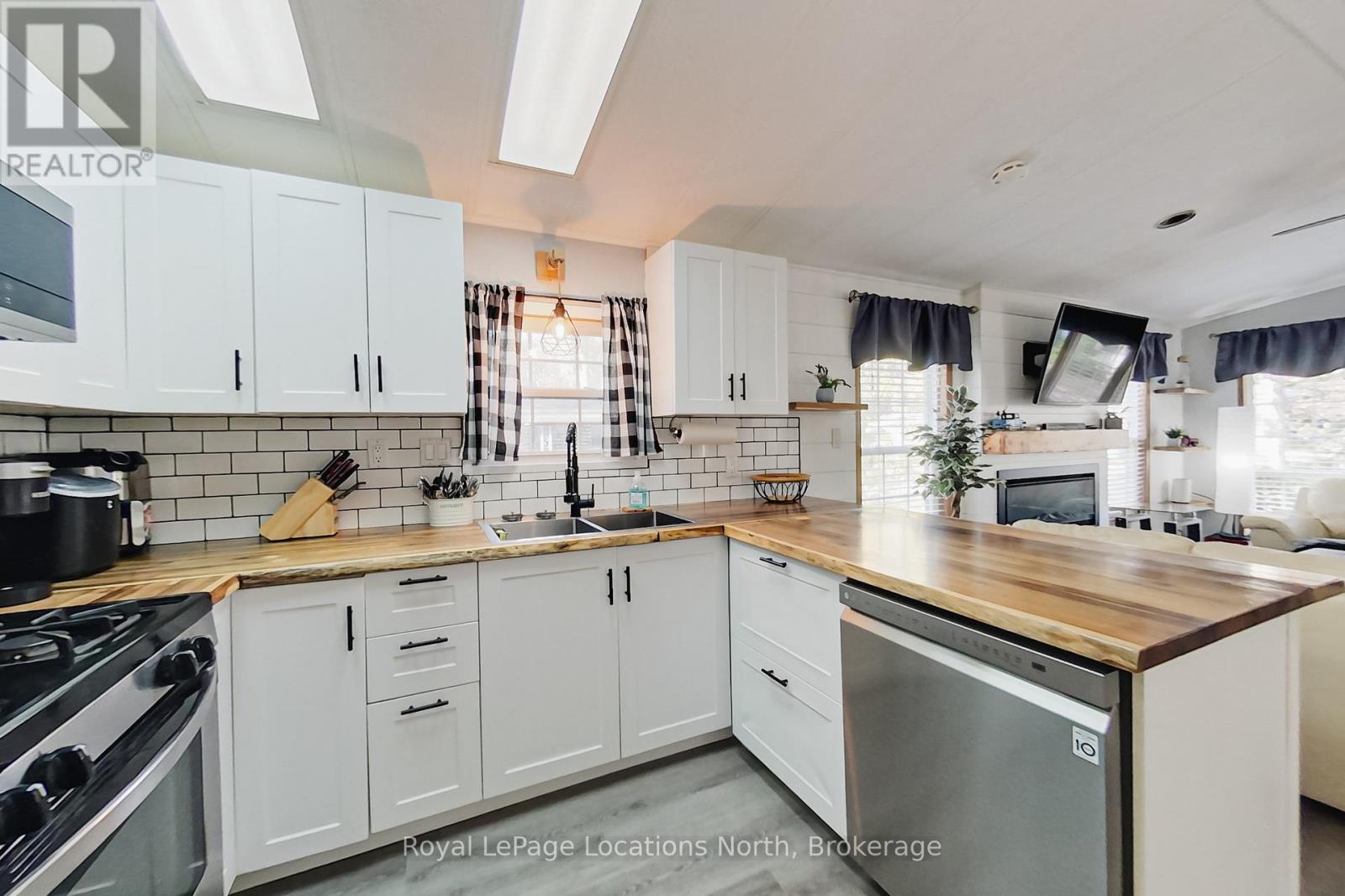 8 Prince Edward Drive, Springwater, Ontario  L0L 1P0 - Photo 14 - S12486591