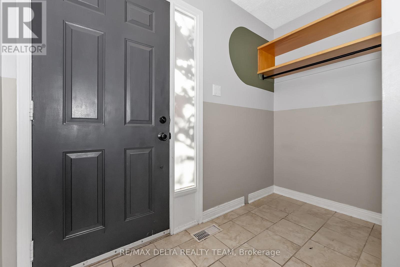 1423 Caravel Crescent, Ottawa, Ontario  K1E 3P5 - Photo 3 - X12486558