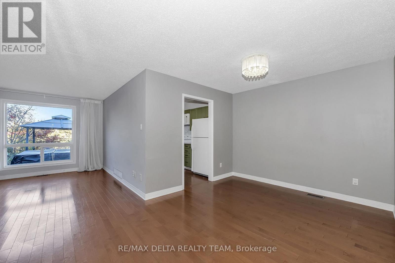 1423 Caravel Crescent, Ottawa, Ontario  K1E 3P5 - Photo 6 - X12486558