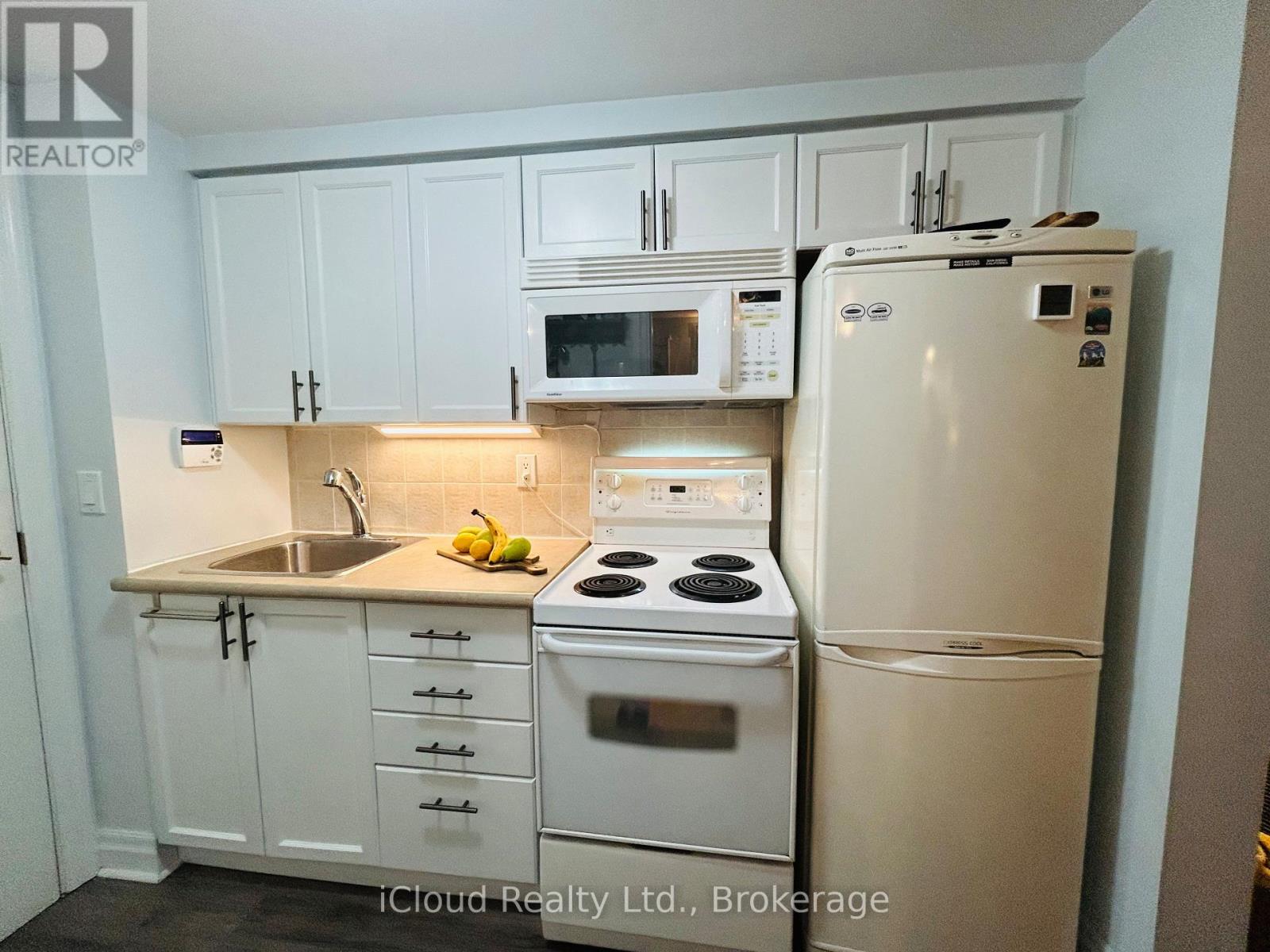 813 - 2121 Lake Shore Boulevard W, Toronto, Ontario  M8V 4E9 - Photo 3 - W12486493