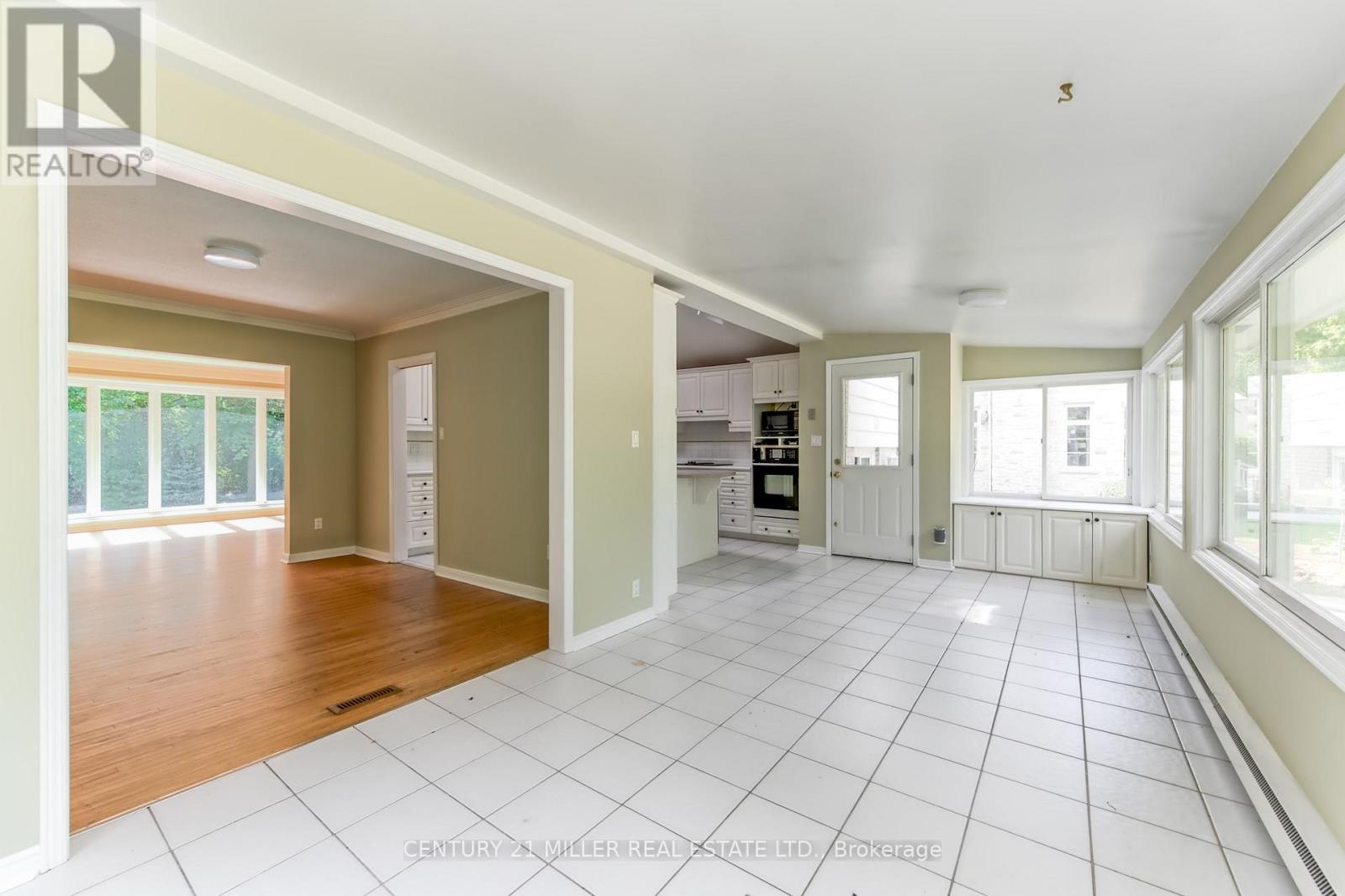 111 Gloucester Avenue, Oakville, Ontario  L6J 3W3 - Photo 11 - W12486526