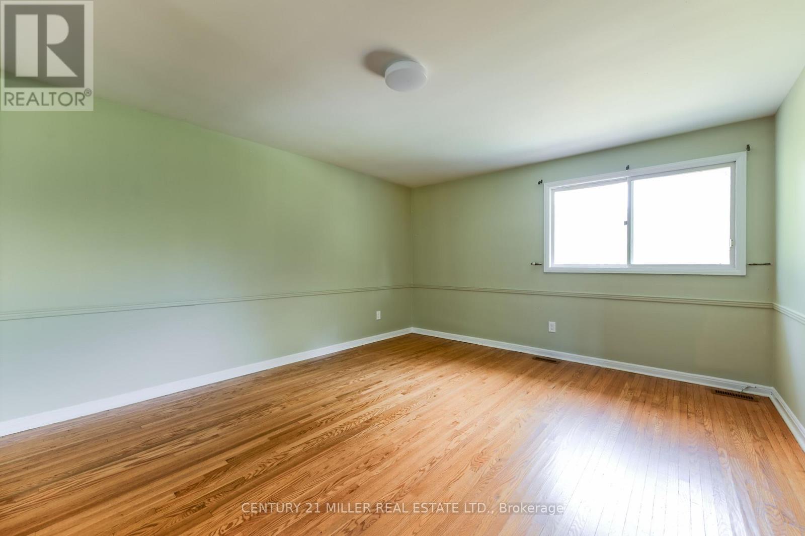 111 Gloucester Avenue, Oakville, Ontario  L6J 3W3 - Photo 13 - W12486526