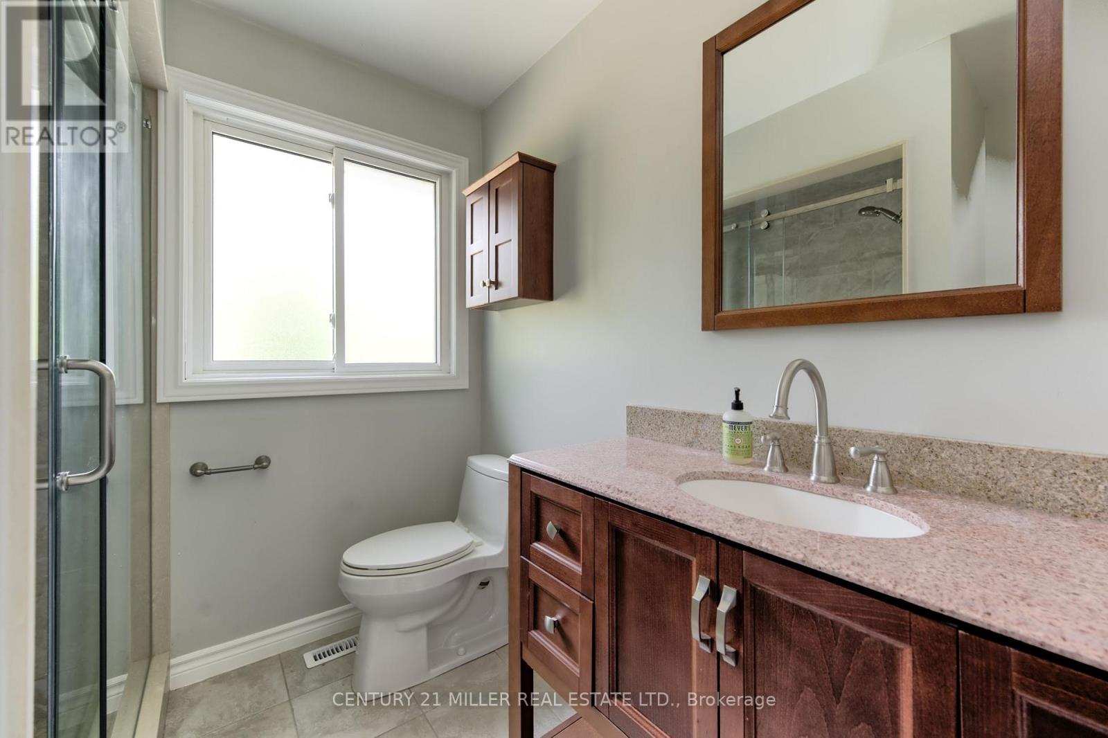 111 Gloucester Avenue, Oakville, Ontario  L6J 3W3 - Photo 17 - W12486526