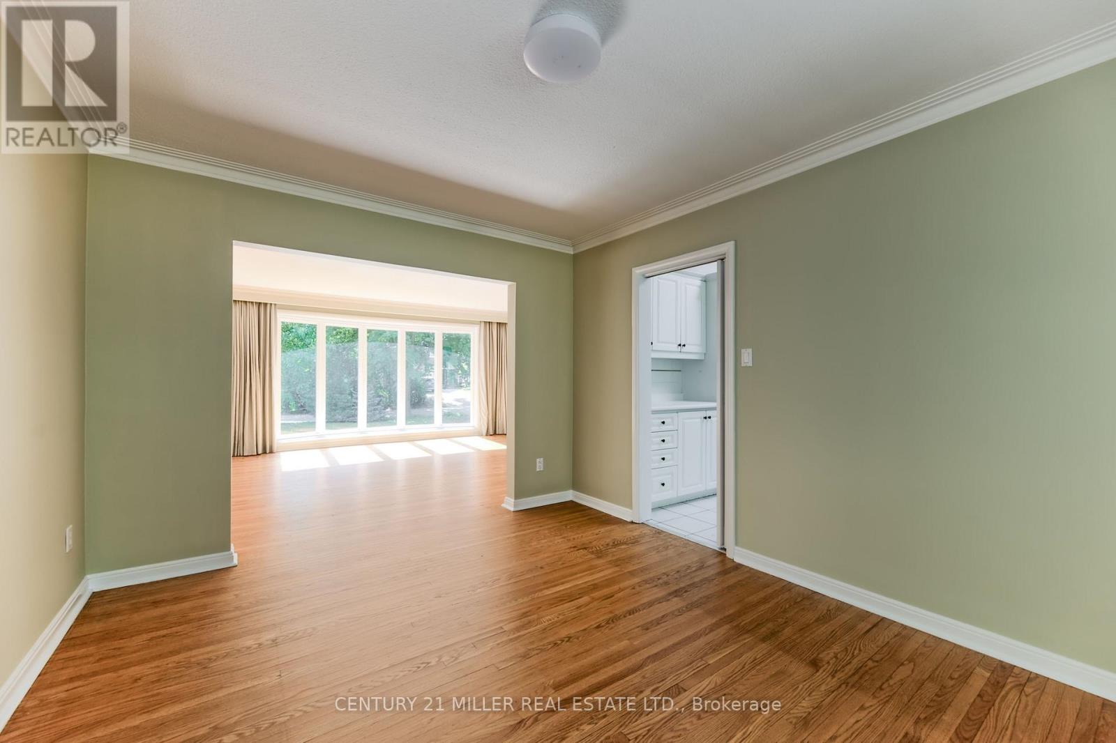 111 Gloucester Avenue, Oakville, Ontario  L6J 3W3 - Photo 8 - W12486526