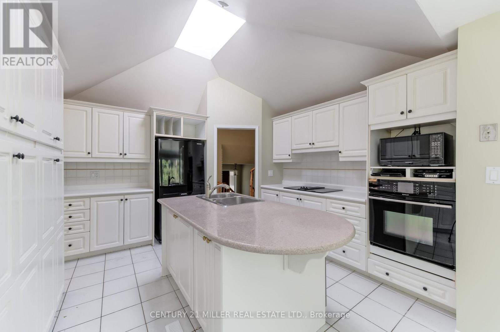 111 Gloucester Avenue, Oakville, Ontario  L6J 3W3 - Photo 9 - W12486526