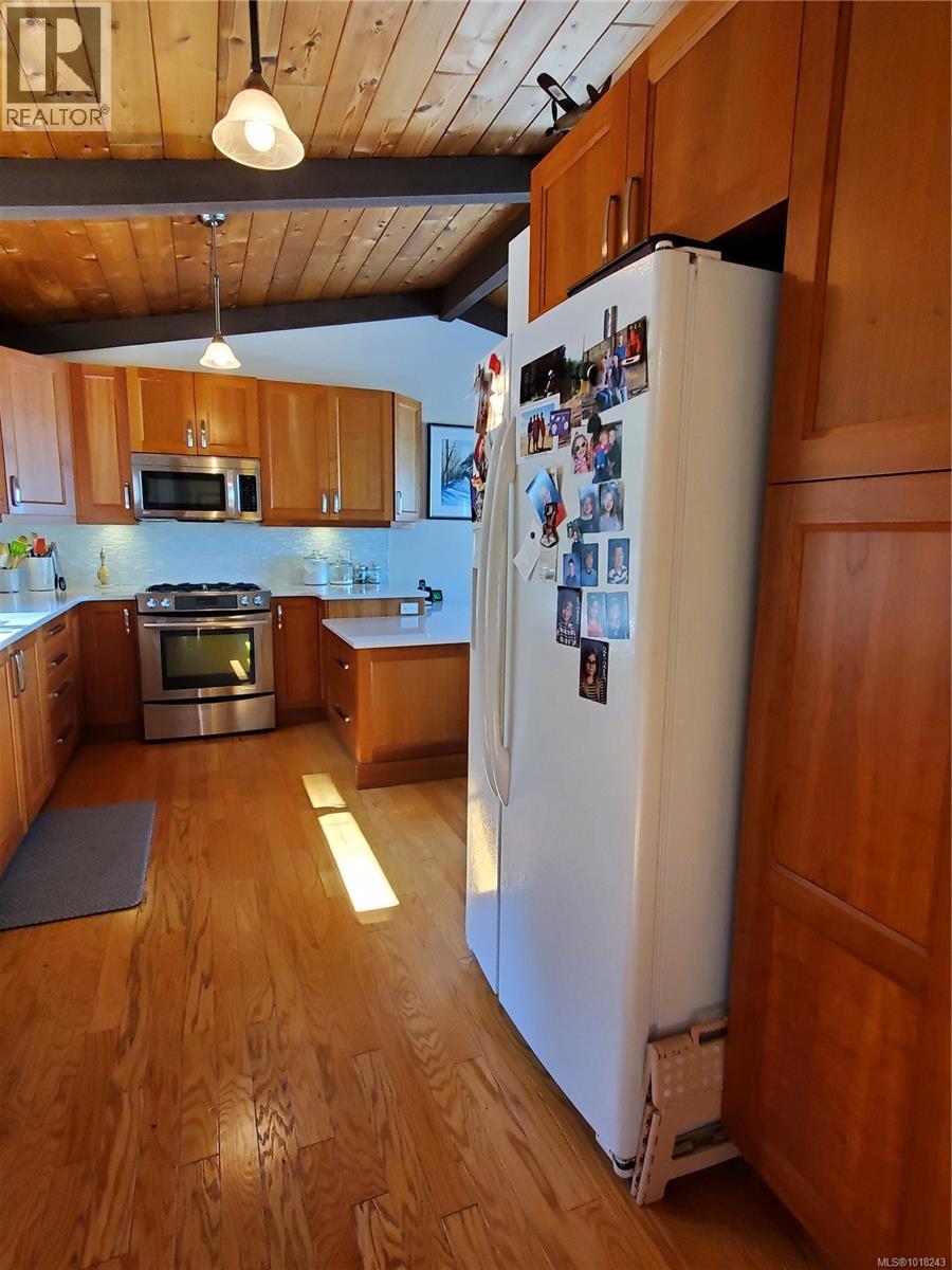 270 Cedar St, Tofino, British Columbia  V0R 2Z0 - Photo 11 - 1018243