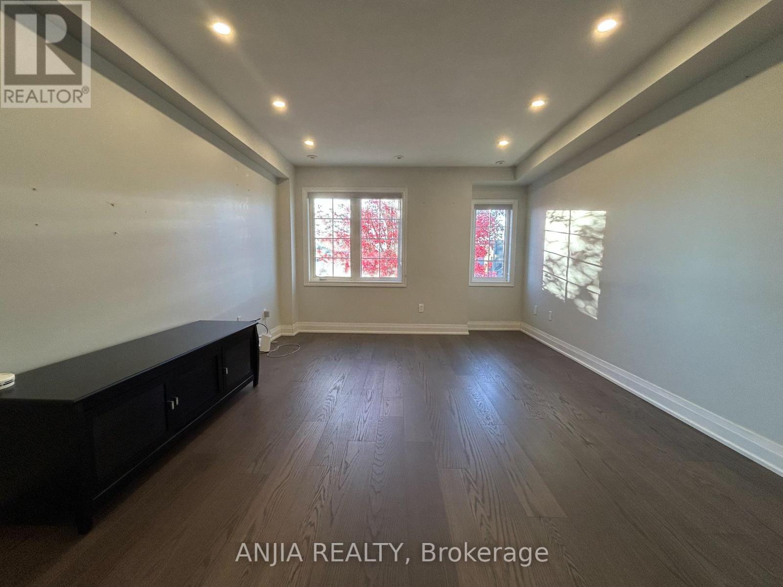 2670 Bur Oak Avenue, Markham, Ontario  L6B 1J1 - Photo 2 - N12486579