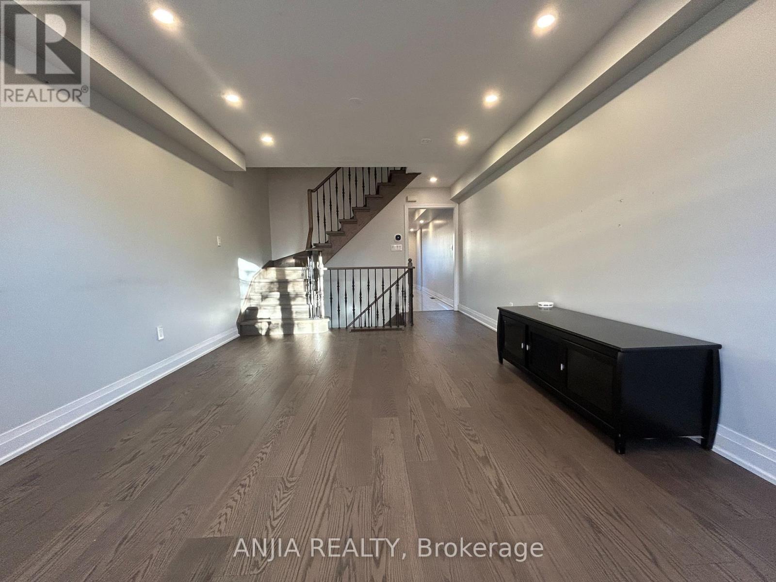 2670 Bur Oak Avenue, Markham, Ontario  L6B 1J1 - Photo 3 - N12486579