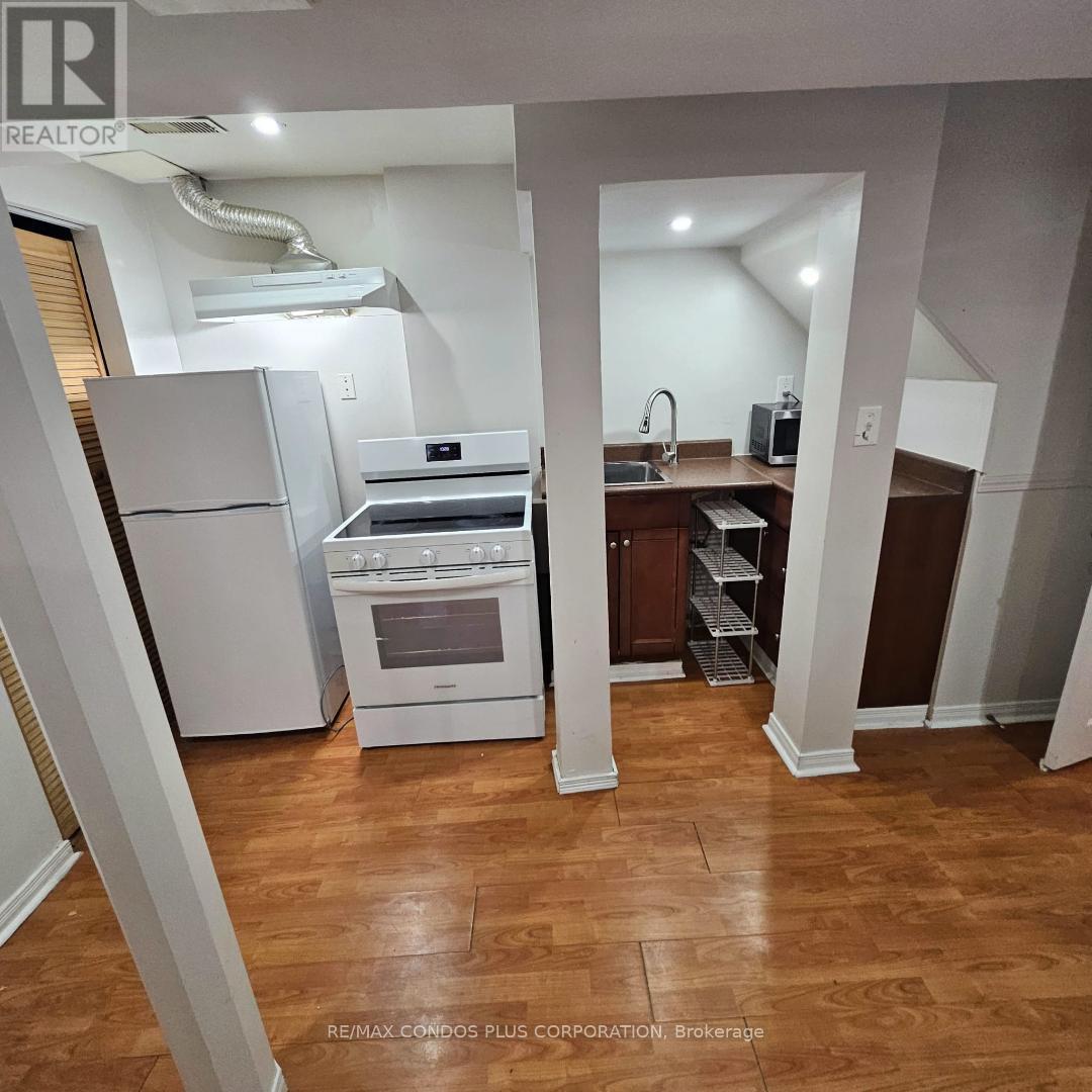 60 Twin Pines Crescent, Brampton, Ontario  L7A 1M8 - Photo 2 - W12486548