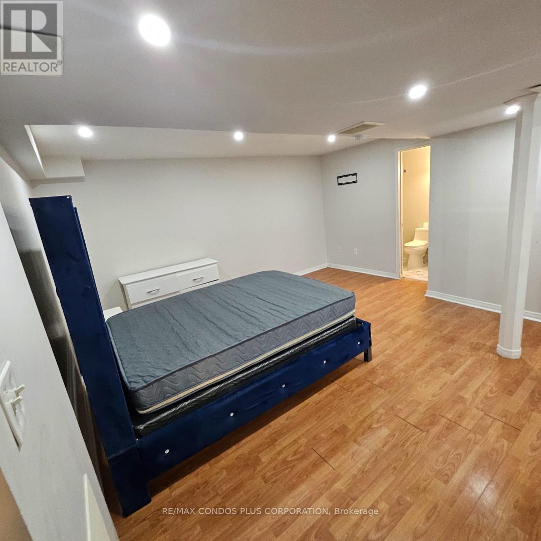 60 Twin Pines Crescent, Brampton, Ontario  L7A 1M8 - Photo 4 - W12486548