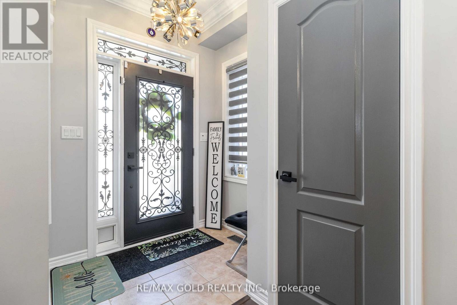 110 Kempenfelt Trail, Brampton, Ontario  L7A 0Z9 - Photo 5 - W12486629