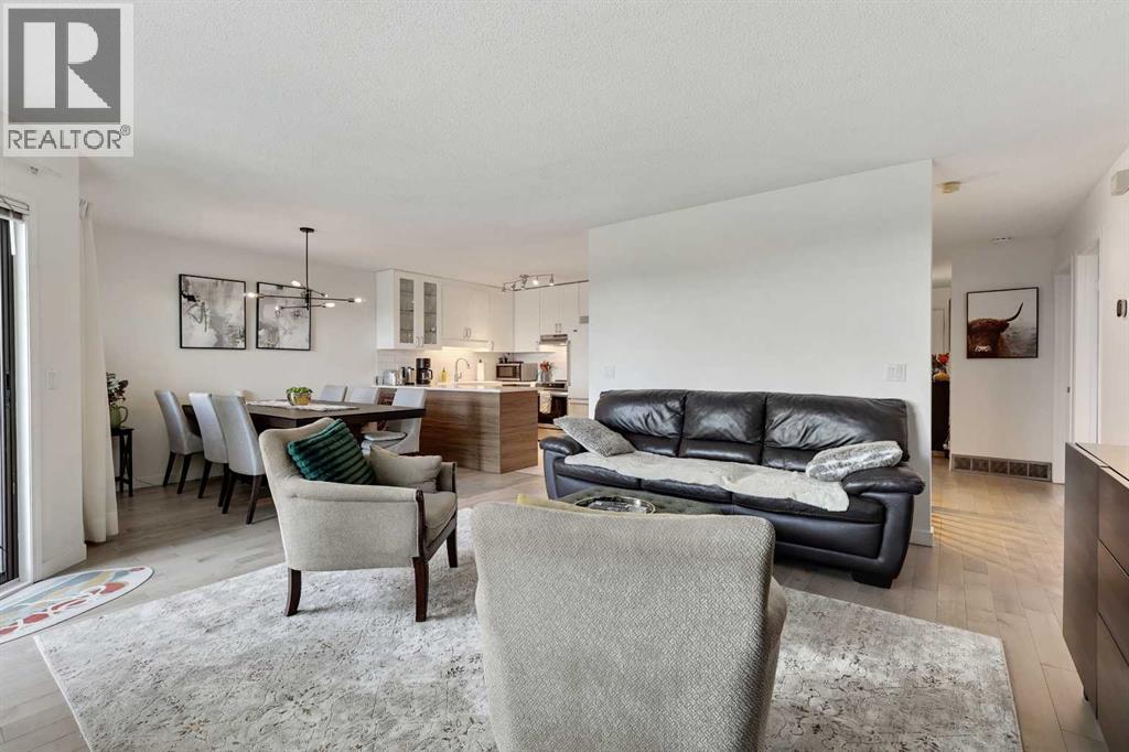 72 Coach Side Terrace Sw, Calgary, Alberta  T3H 2T3 - Photo 3 - A2260262