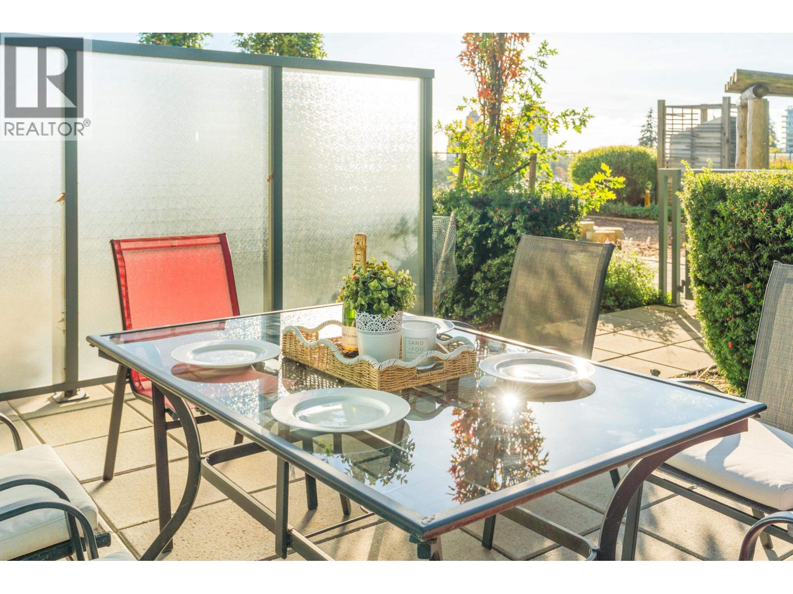 410 7388 Kingsway, Burnaby, British Columbia  V3N 0G9 - Photo 1 - R3062144