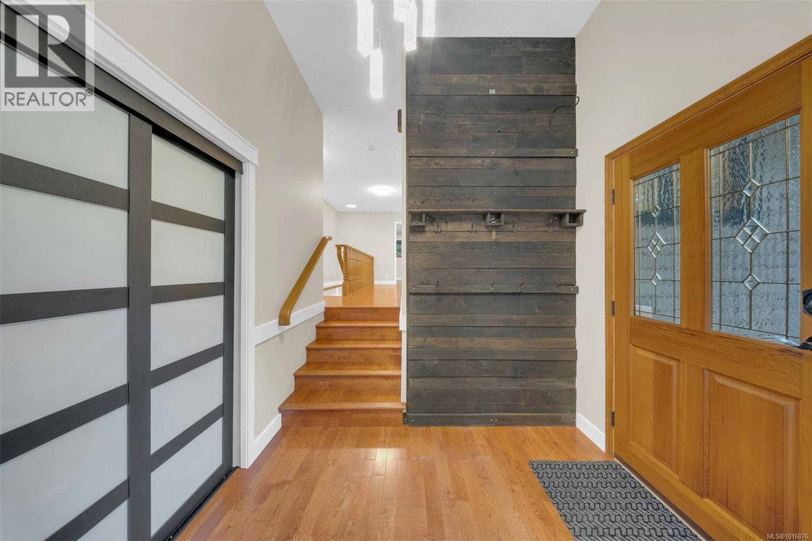 6758 Amwell Dr, Central Saanich, British Columbia  V8M 1A1 - Photo 2 - 1016076