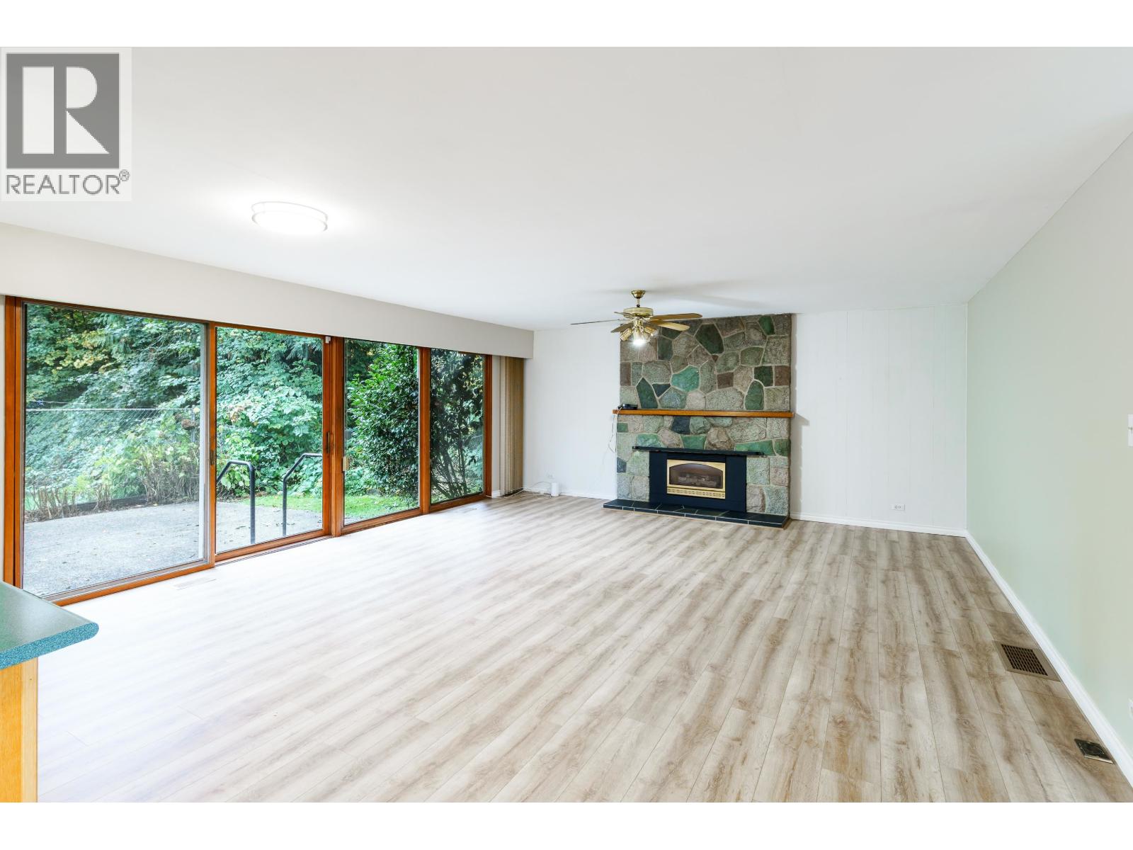 21254 117 Avenue, Maple Ridge, British Columbia  V2X 2H4 - Photo 2 - R3062648