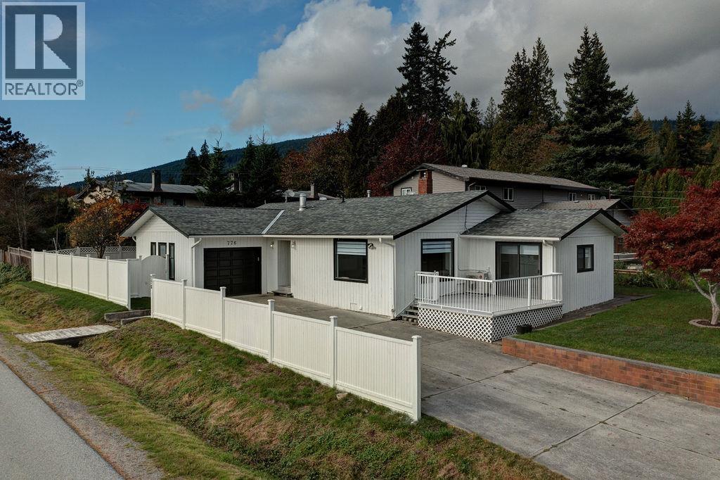 776 Seacot Way, Gibsons, British Columbia  V0N 1V9 - Photo 2 - R3062697