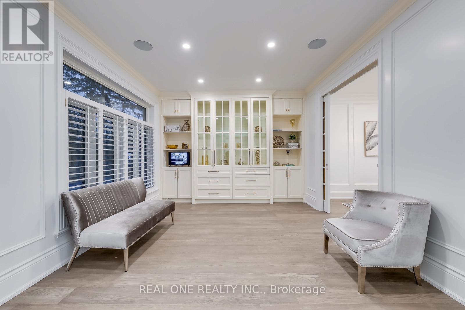 431 Fourth Line, Oakville, Ontario  L6L 5A5 - Photo 4 - W12481768