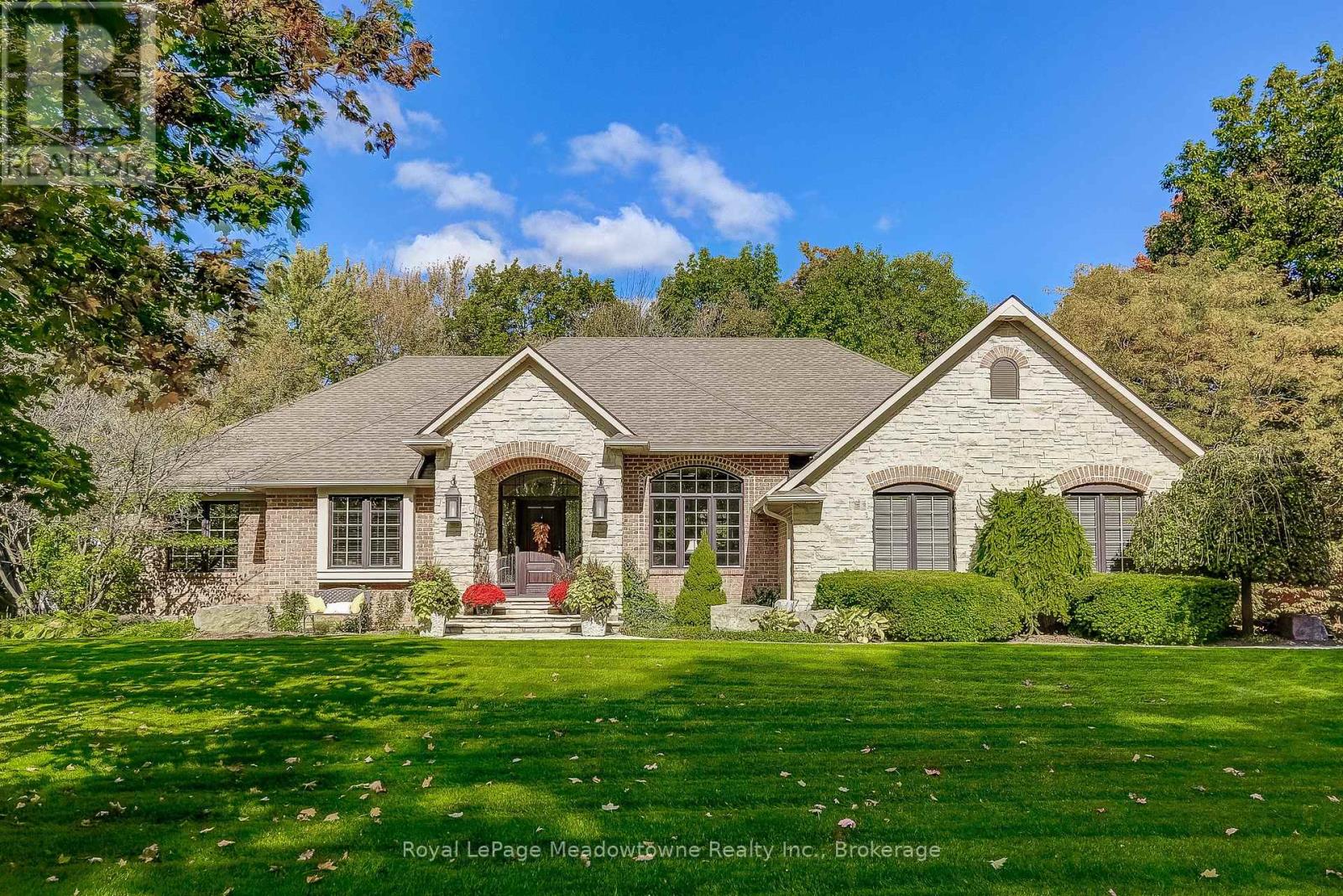 18 Parkshore Place, Hamilton, Ontario  L0R 1H1 - Photo 2 - X12486727